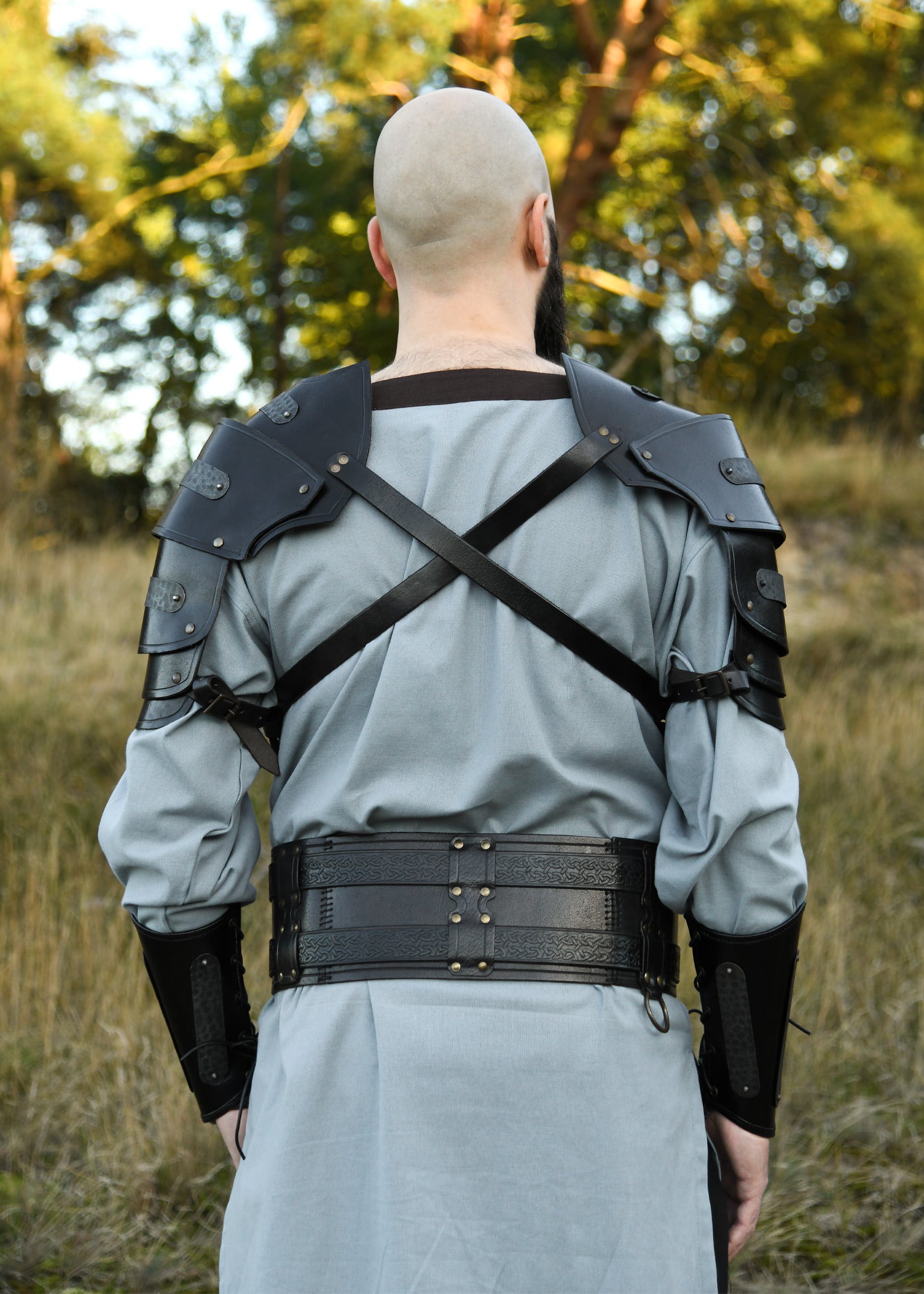 Imagen única de: Hombrera De Cuero Balor Con Detalles Metálicos, Negro