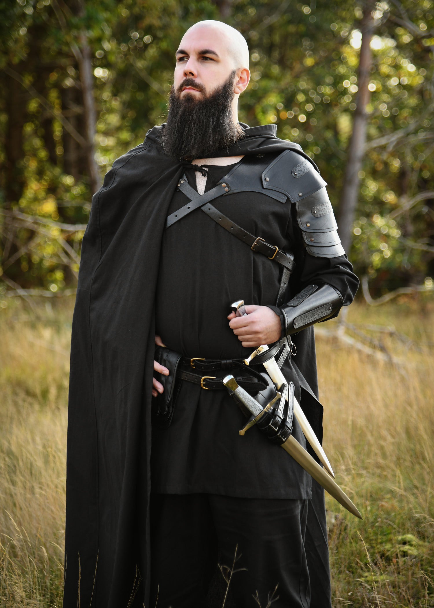 Imagen única de: Hombrera De Cuero Balor Con Detalles Metálicos, Negro