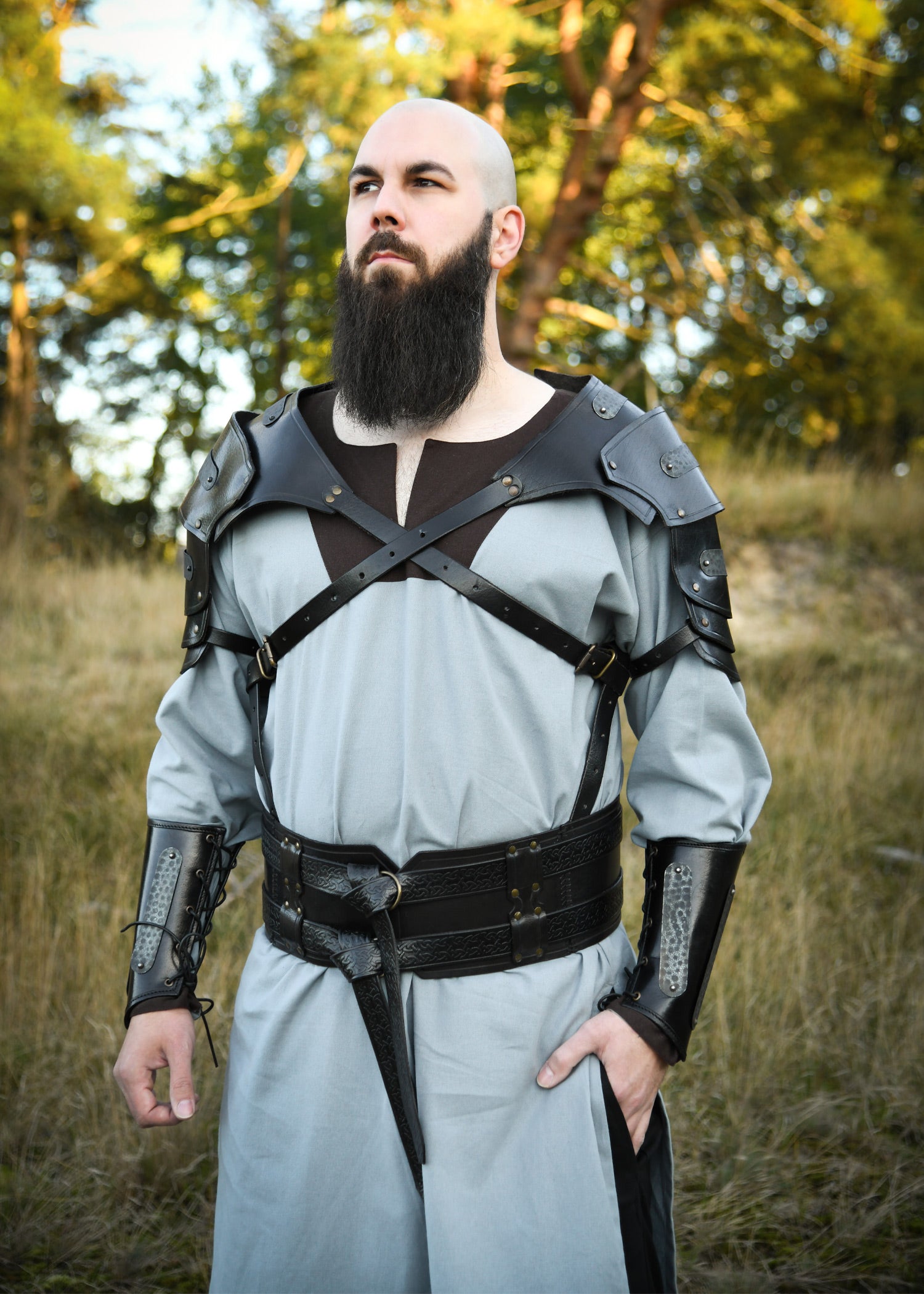 Imagen única de: Hombrera De Cuero Balor Con Detalles Metálicos, Negro