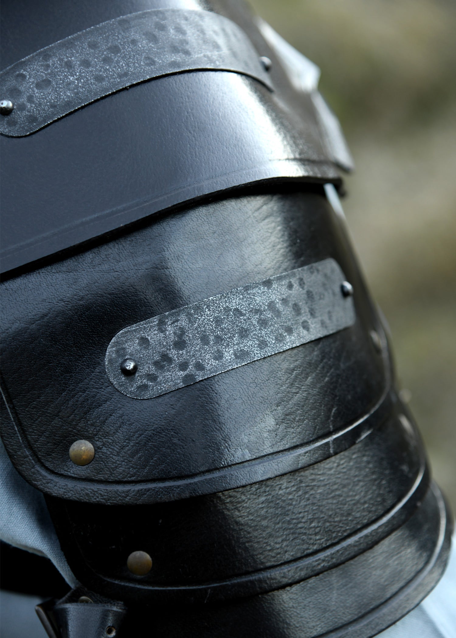 Imagen única de: Hombrera De Cuero Balor Con Detalles Metálicos, Negro