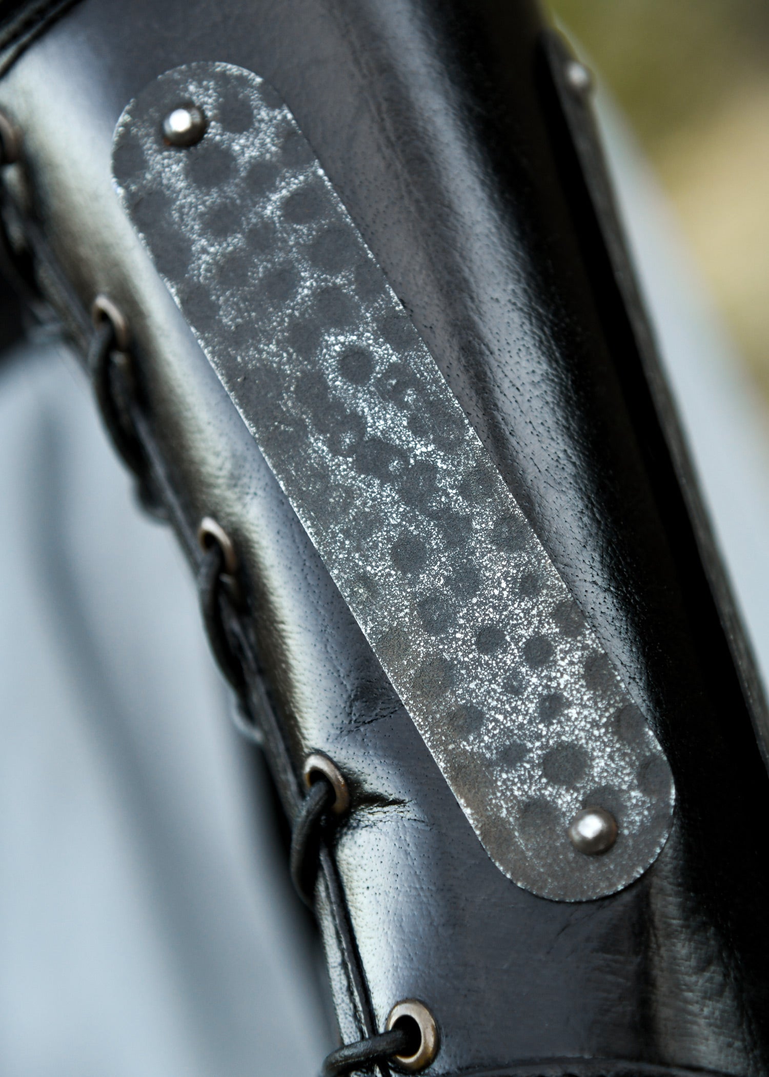 Imagen única de: Protectores De Brazos De Cuero Balor Con Detalles Metálicos, Negro