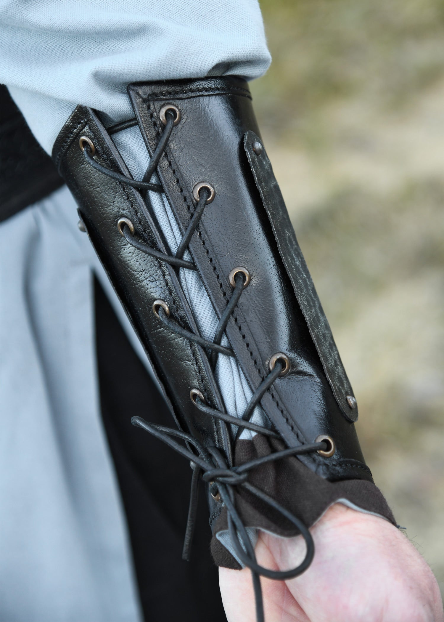 Imagen única de: Protectores De Brazos De Cuero Balor Con Detalles Metálicos, Negro