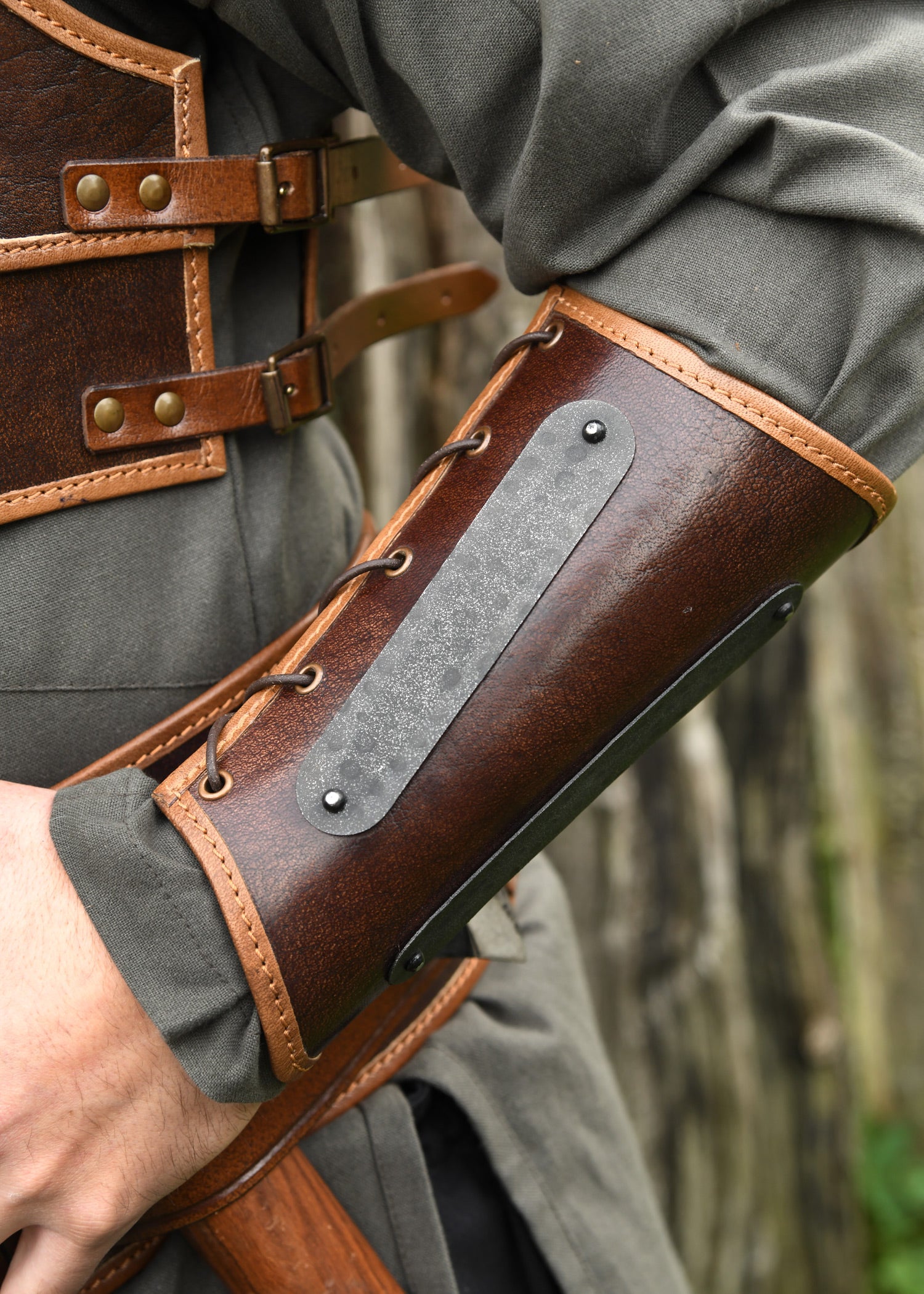 Imagen única de: Protectores De Brazos De Cuero Arnulf Con Detalles Metálicos, Marrón