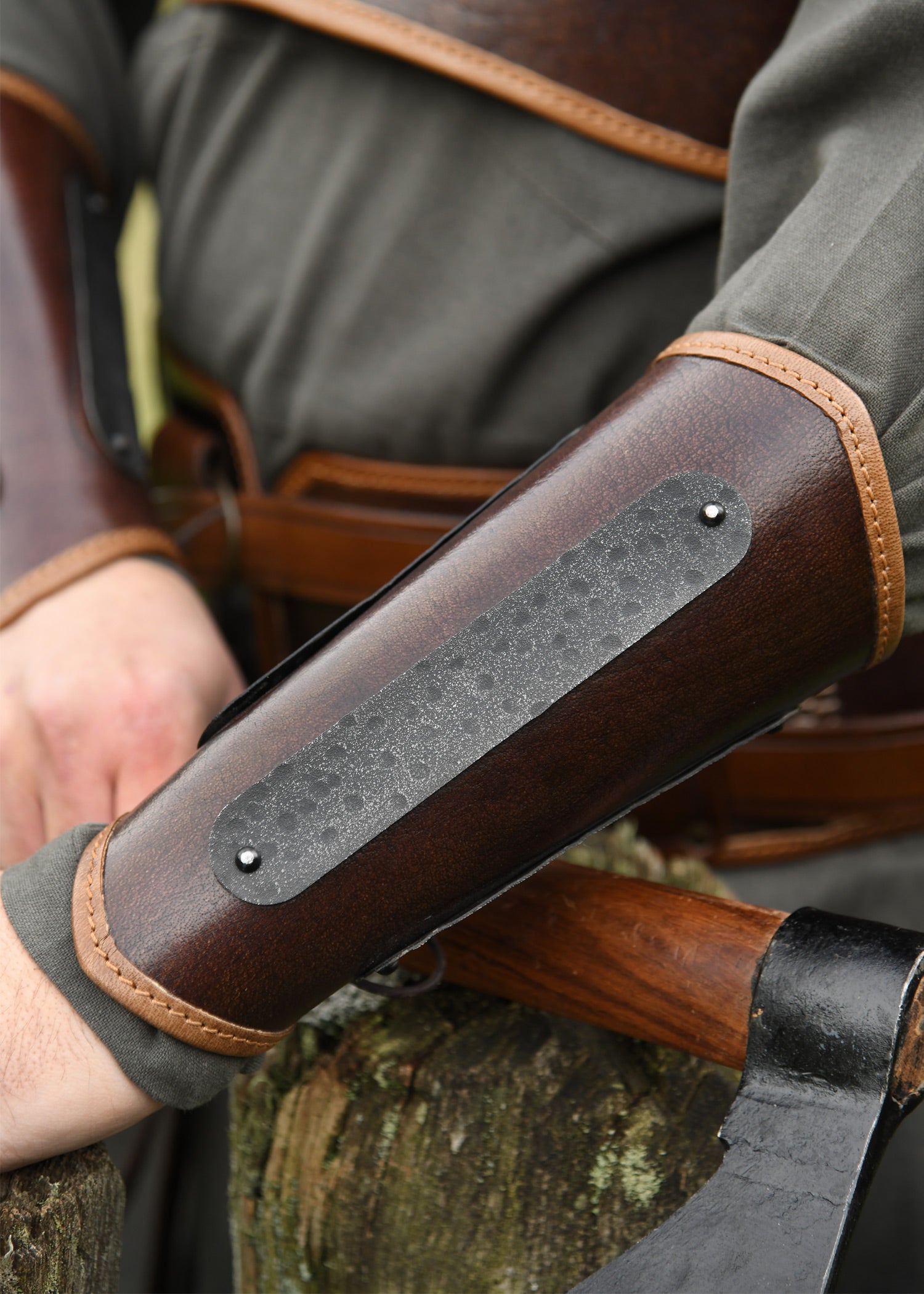 Imagen única de: Protectores De Brazos De Cuero Arnulf Con Detalles Metálicos, Marrón