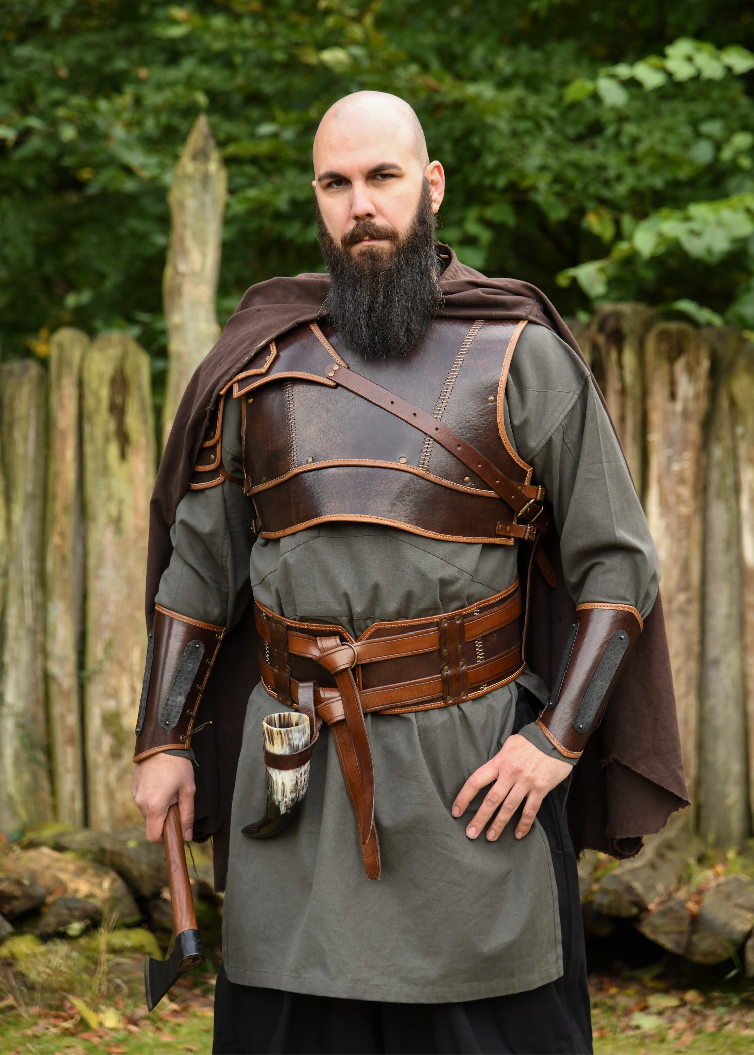 Imagen única de: Protectores De Brazos De Cuero Arnulf Con Detalles Metálicos, Marrón