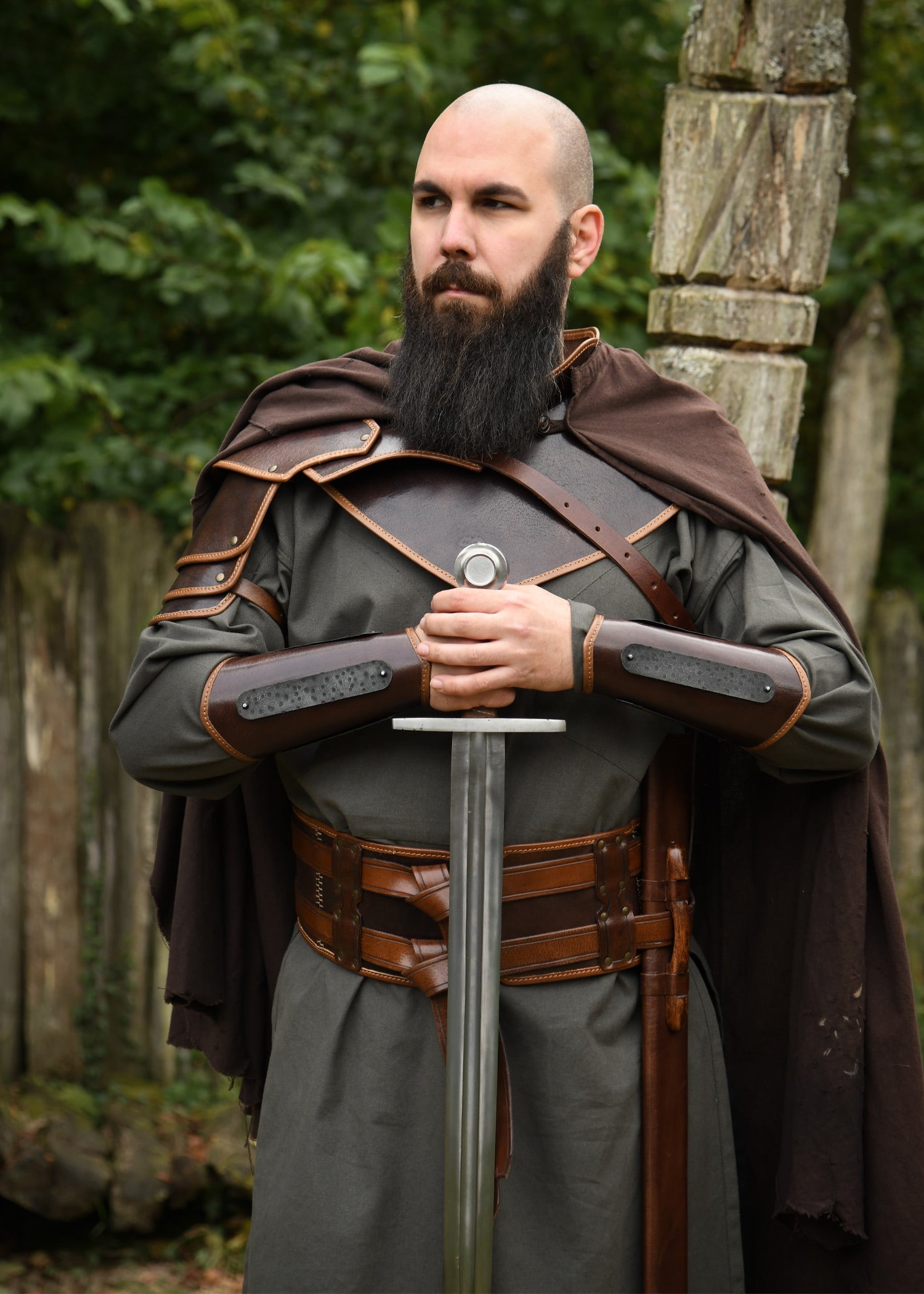 Imagen única de: Protectores De Brazos De Cuero Arnulf Con Detalles Metálicos, Marrón