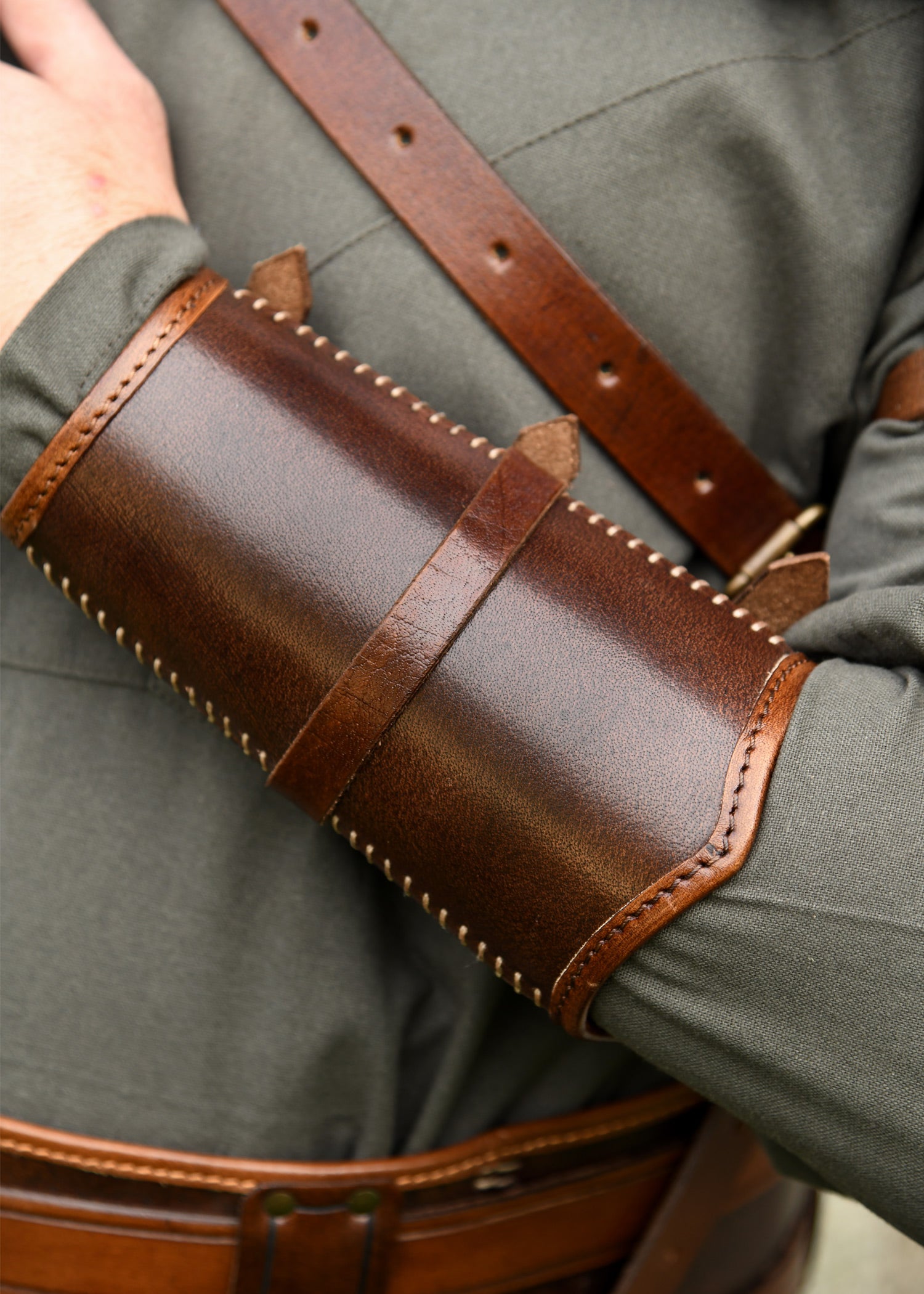 Imagen única de: Guardabrazos De Cuero Arnulf Con Hebillas, Marrón