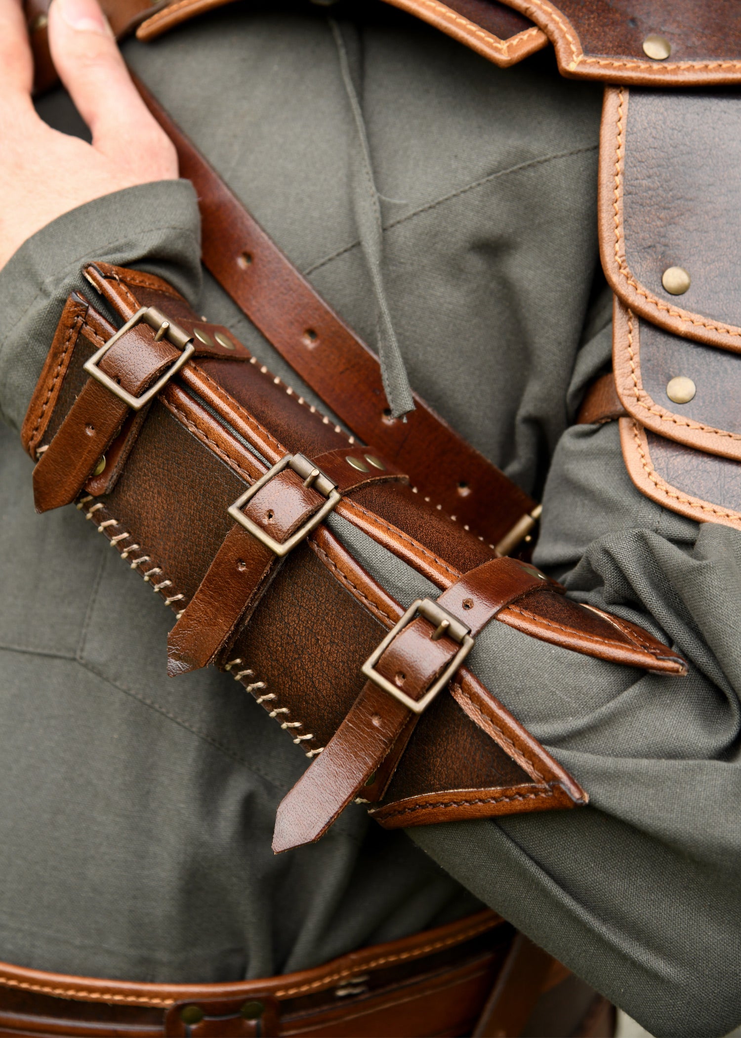 Imagen única de: Guardabrazos De Cuero Arnulf Con Hebillas, Marrón