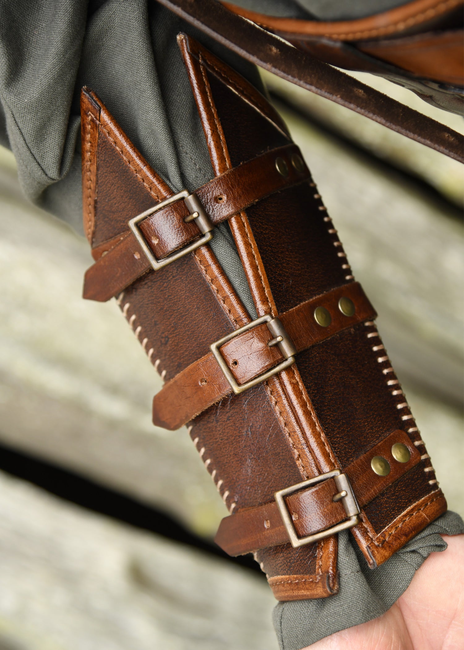 Imagen única de: Guardabrazos De Cuero Arnulf Con Hebillas, Marrón