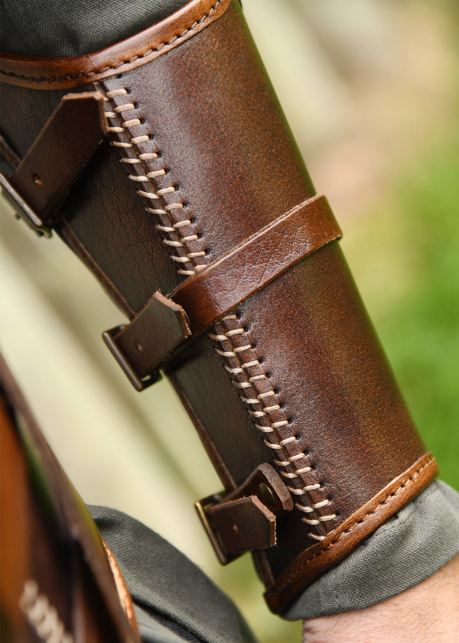 Imagen única de: Guardabrazos De Cuero Arnulf Con Hebillas, Marrón