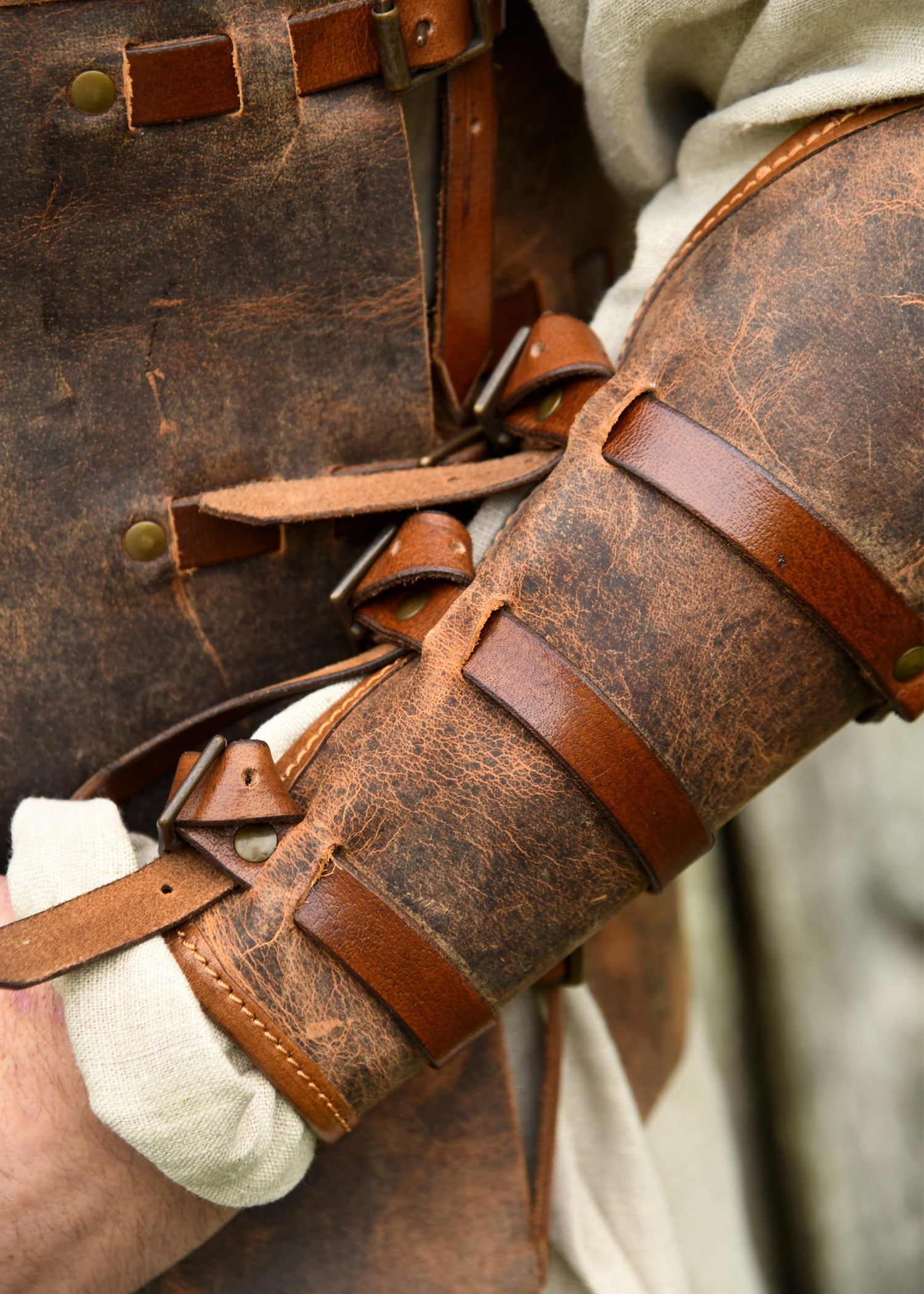 Imagen única de: Protectores De Brazos Sindri De Cuero Engrasado, Marrón