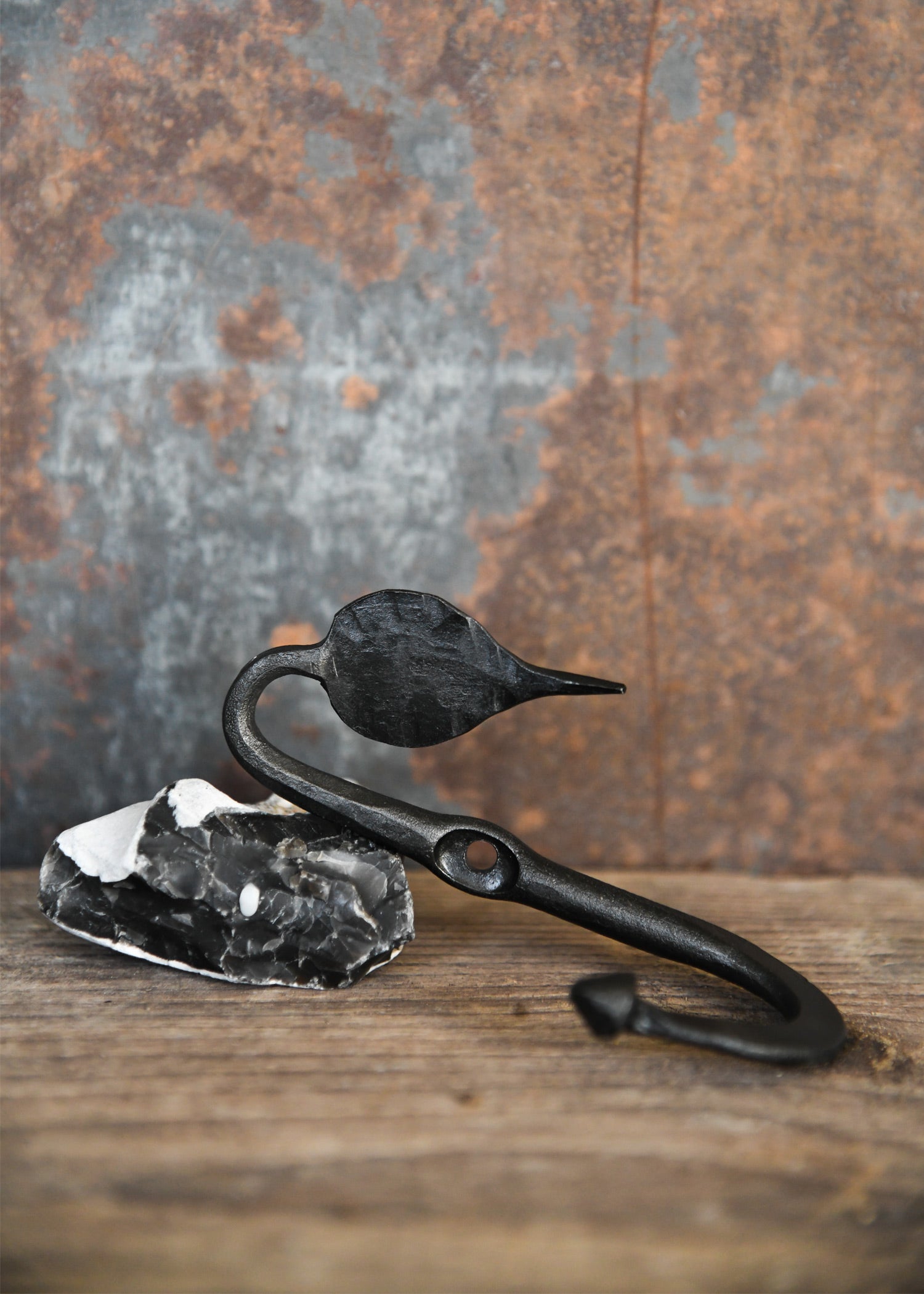 Imagen única de: Gancho De Pared Forjado Con Hoja, De Unos 10 Cm De Altura.