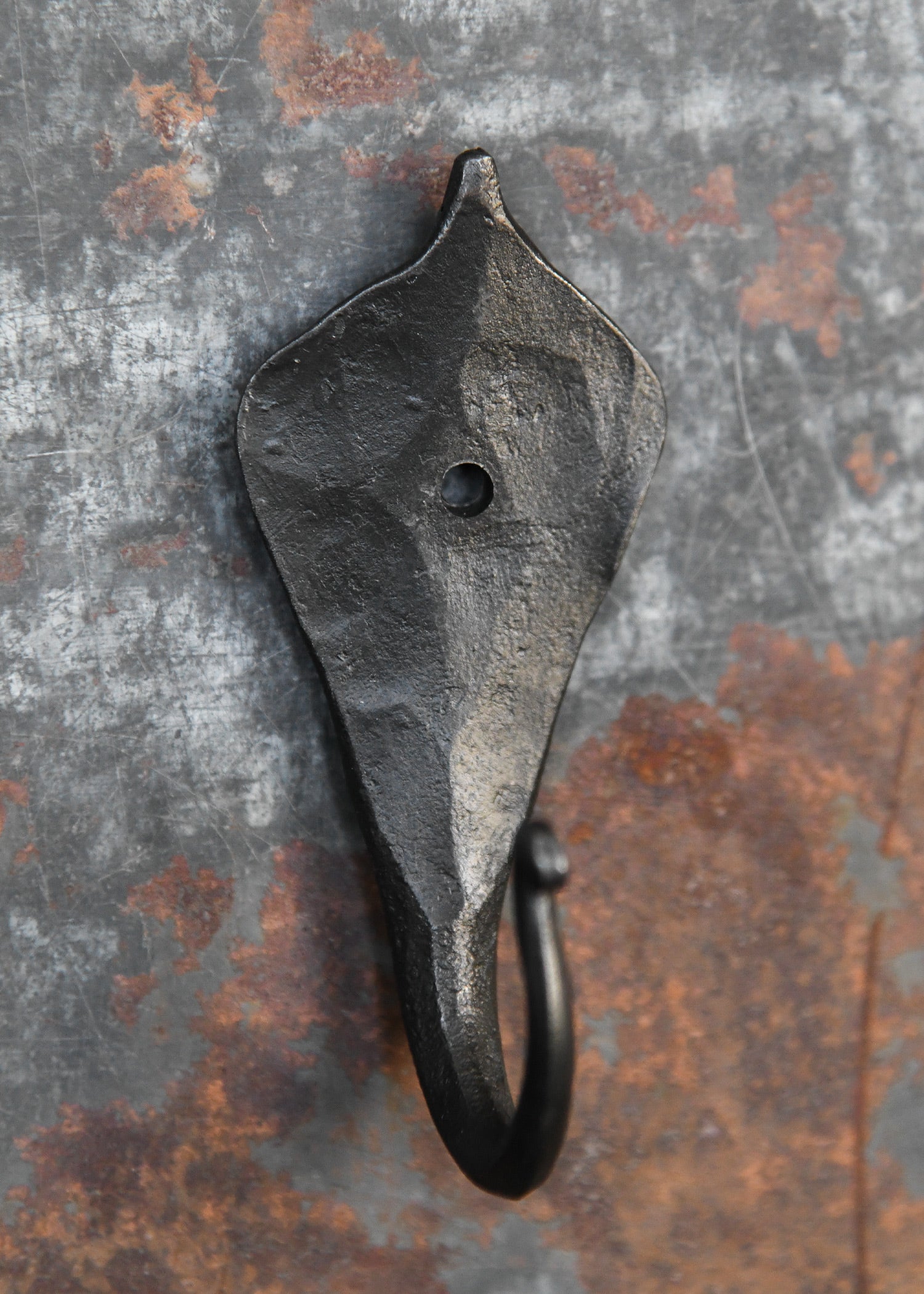 Imagen única de: Gancho De Pared Forjado Con Hoja, De Aprox. 9 Cm De Altura.