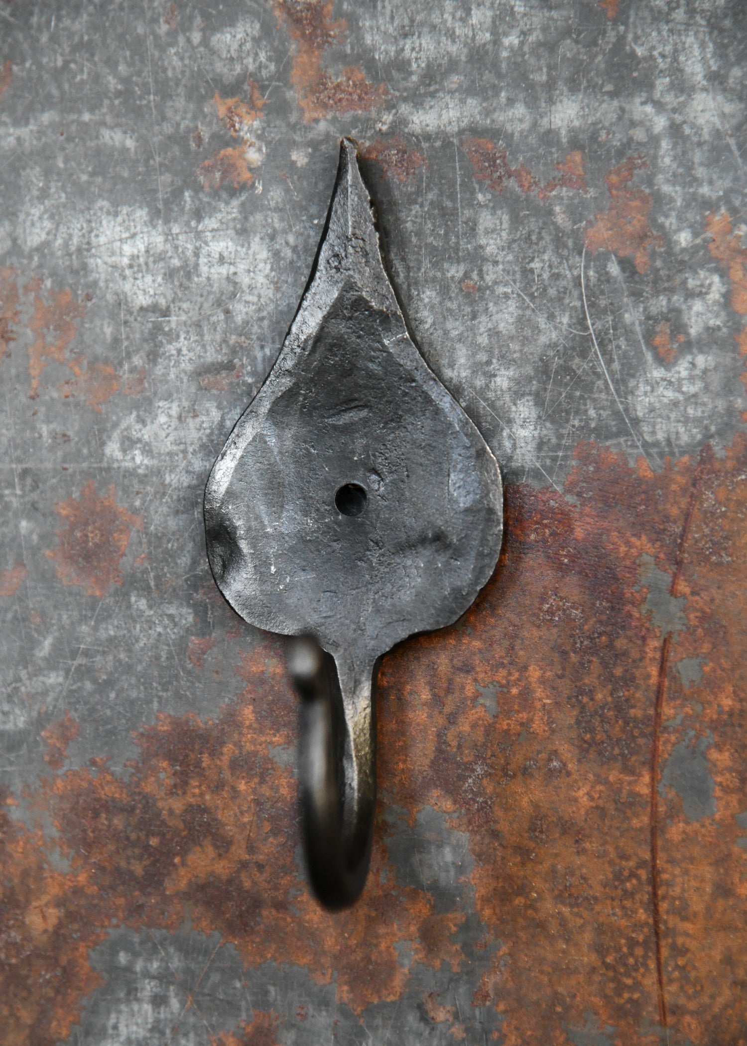 Imagen única de: Gancho De Pared Forjado Con Hoja, De Aprox. 11 Cm De Altura.