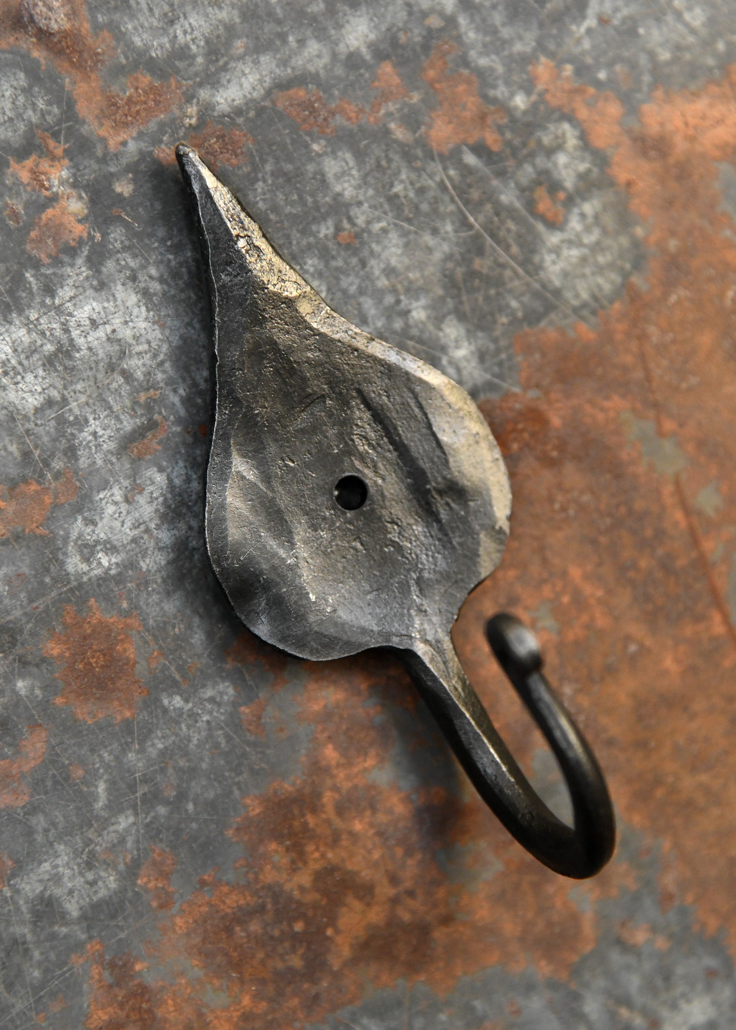Imagen única de: Gancho De Pared Forjado Con Hoja, De Aprox. 11 Cm De Altura.