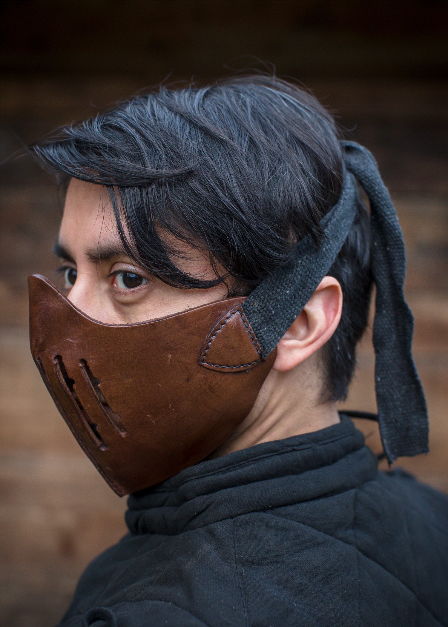 Imagen única de: Mempo, Media Máscara Hecha De Cuero.