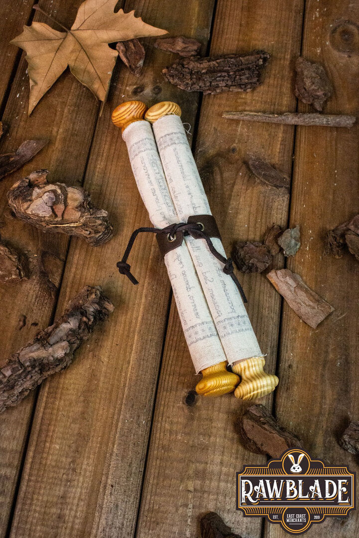 Imagen única de: Pergamino Medieval Con Correa De Cuero