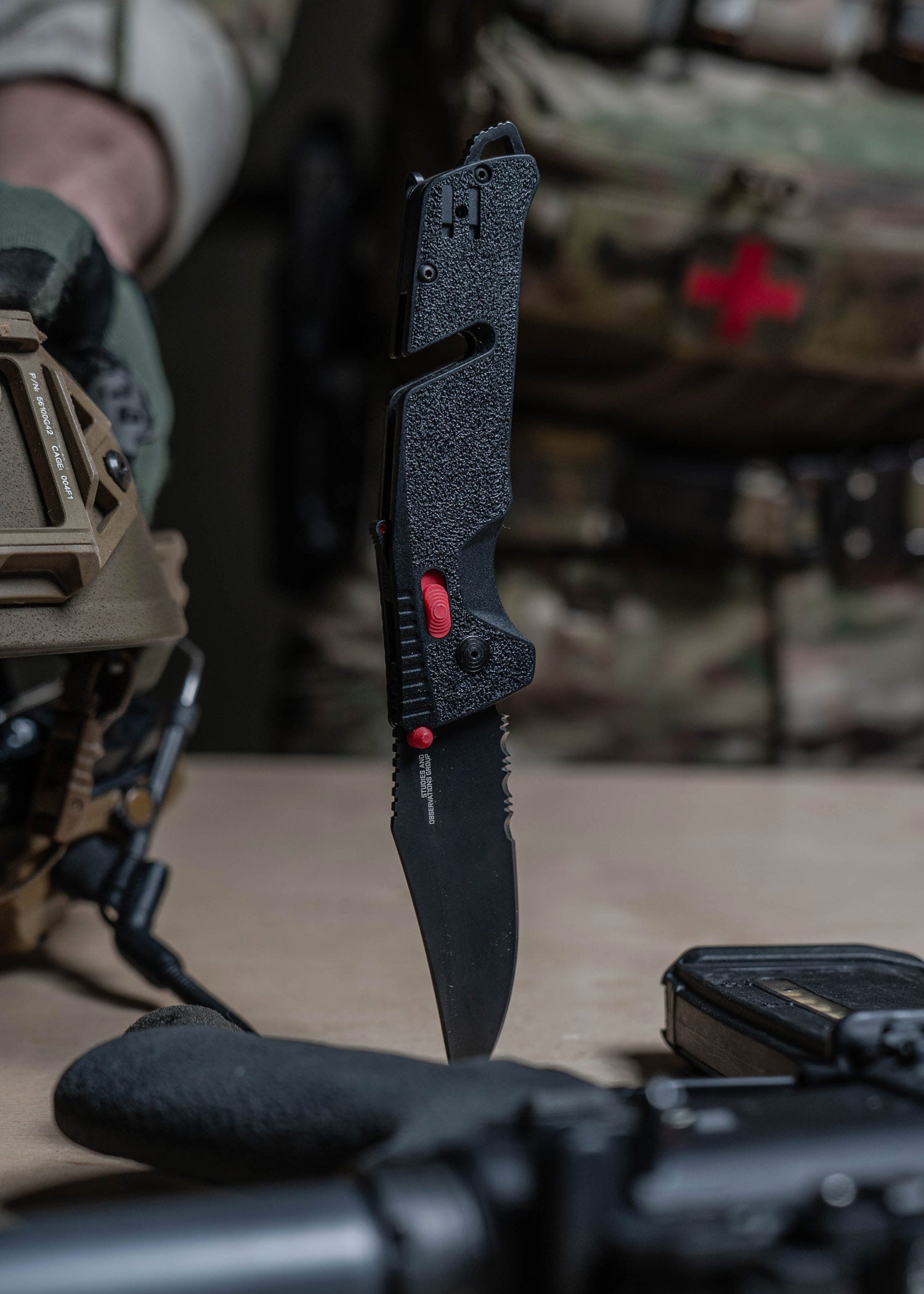 Imagen única de: Navaja Trident At, Negra, Roja, Parcialmente Dentada, Sog