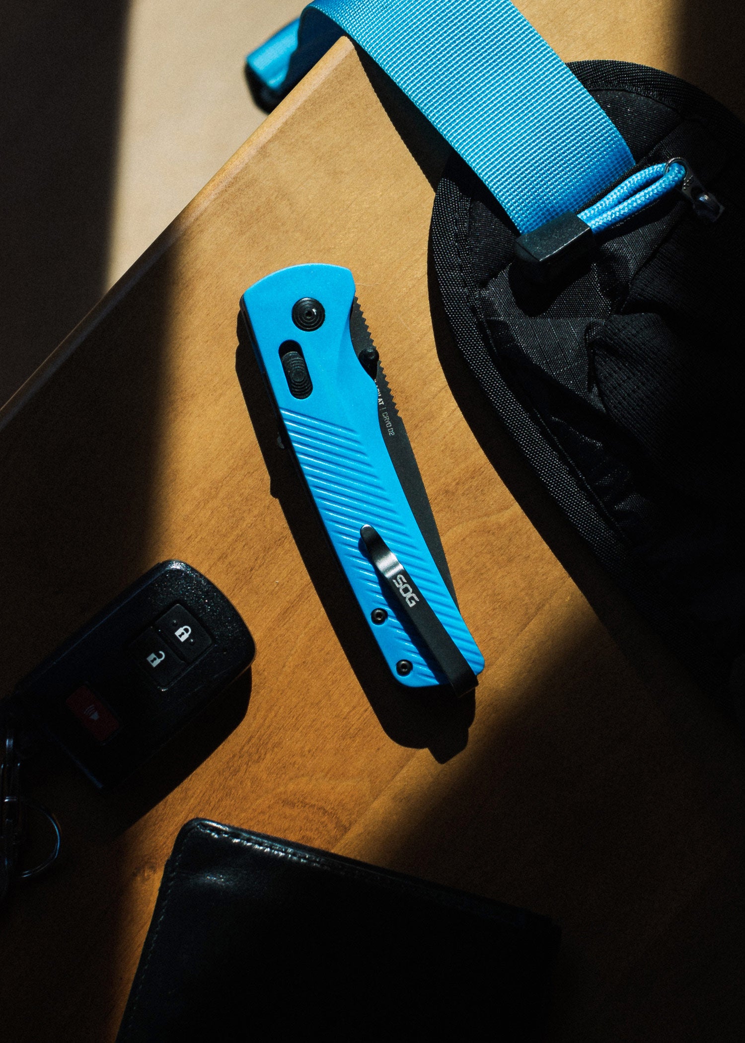 Imagen única de: Navaja Flash At - Civic Cyan - Filo Dentado Parcial, Sog