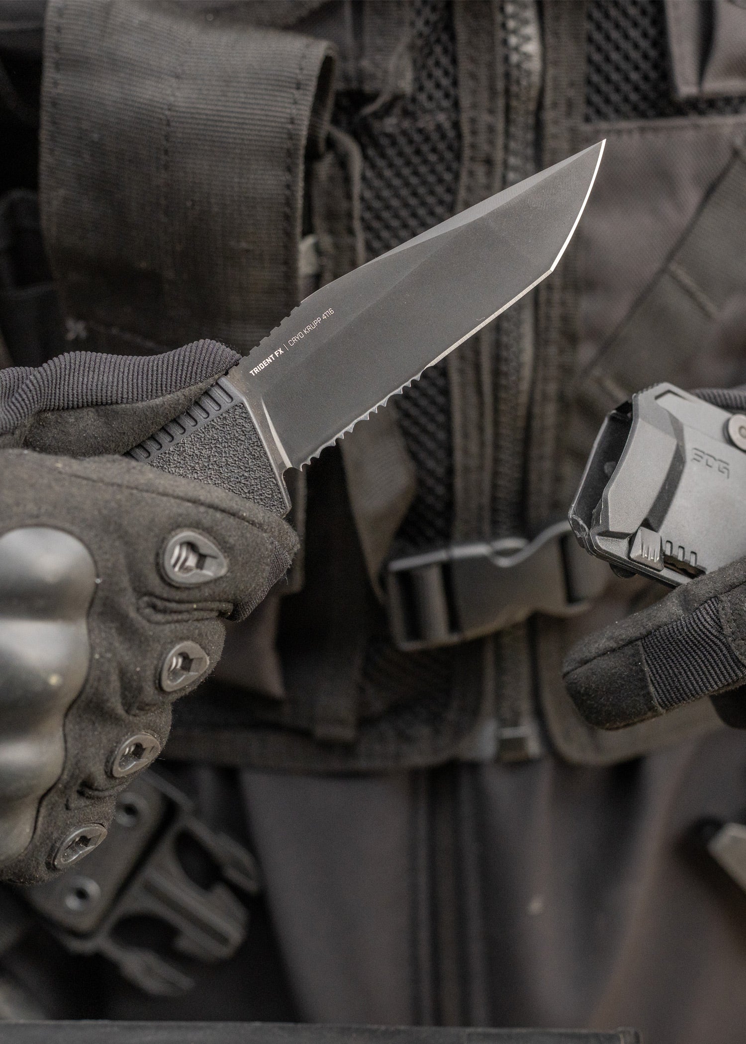Imagen única de: Sog Trident Fx, Blackout, Parcialmente Serrado, Cuchillo Fijo