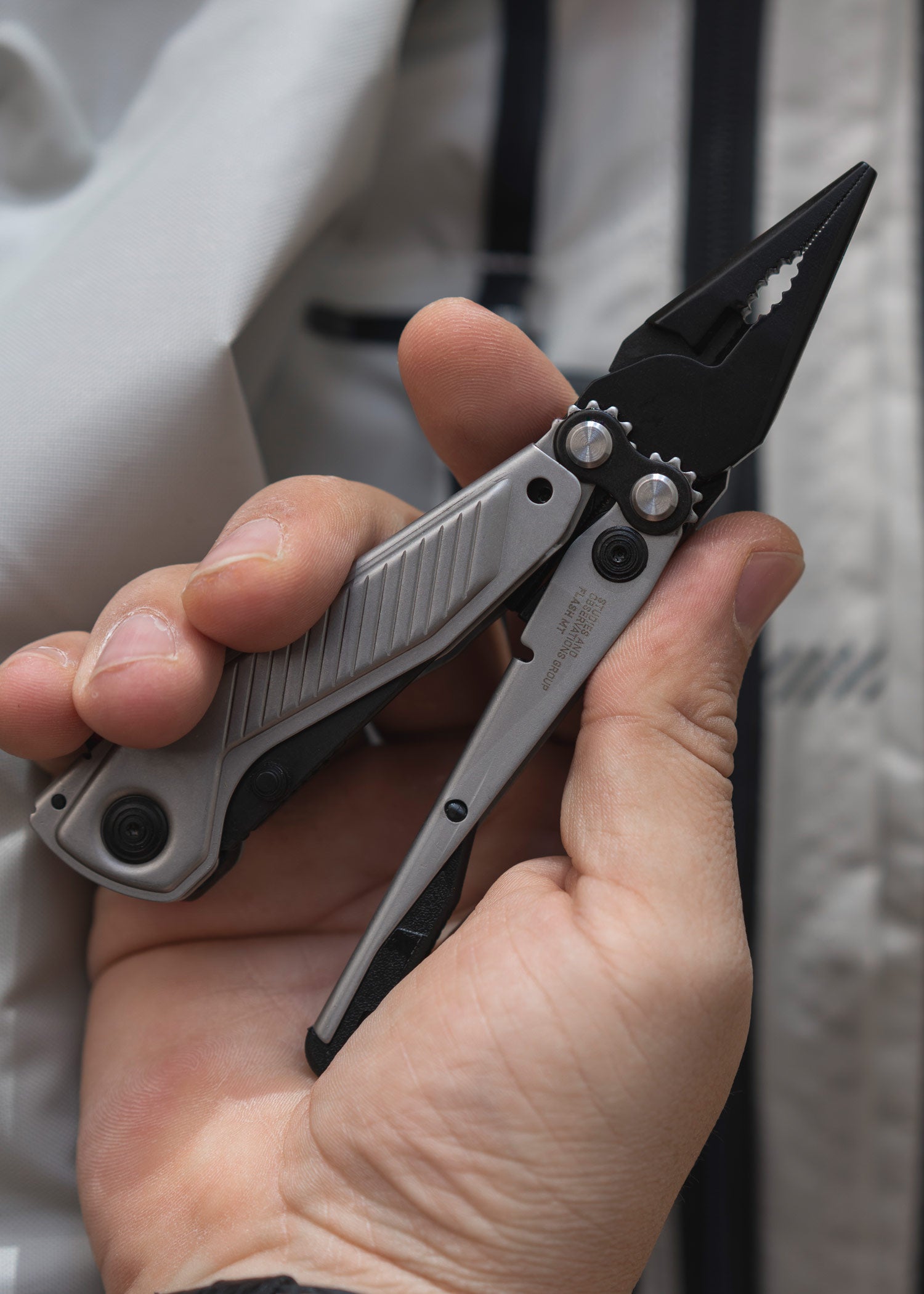 Imagen única de: Multiherramienta Flash Mt - Plata Y Negro, Sog