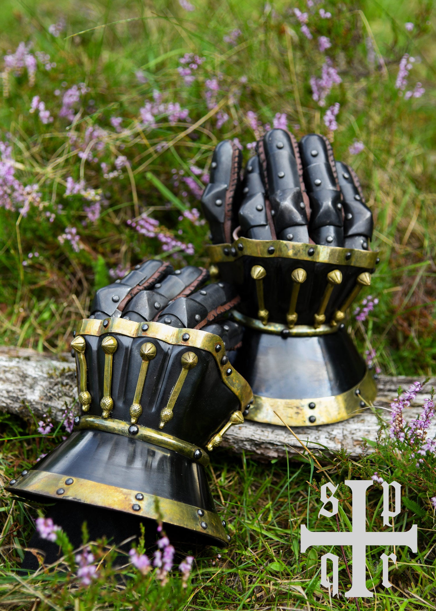 Imagen única de: Guantes De Reloj De Arena, Milán Ca. 1370, Acero Aprox. 1,6 Mm, Ennegrecidos.