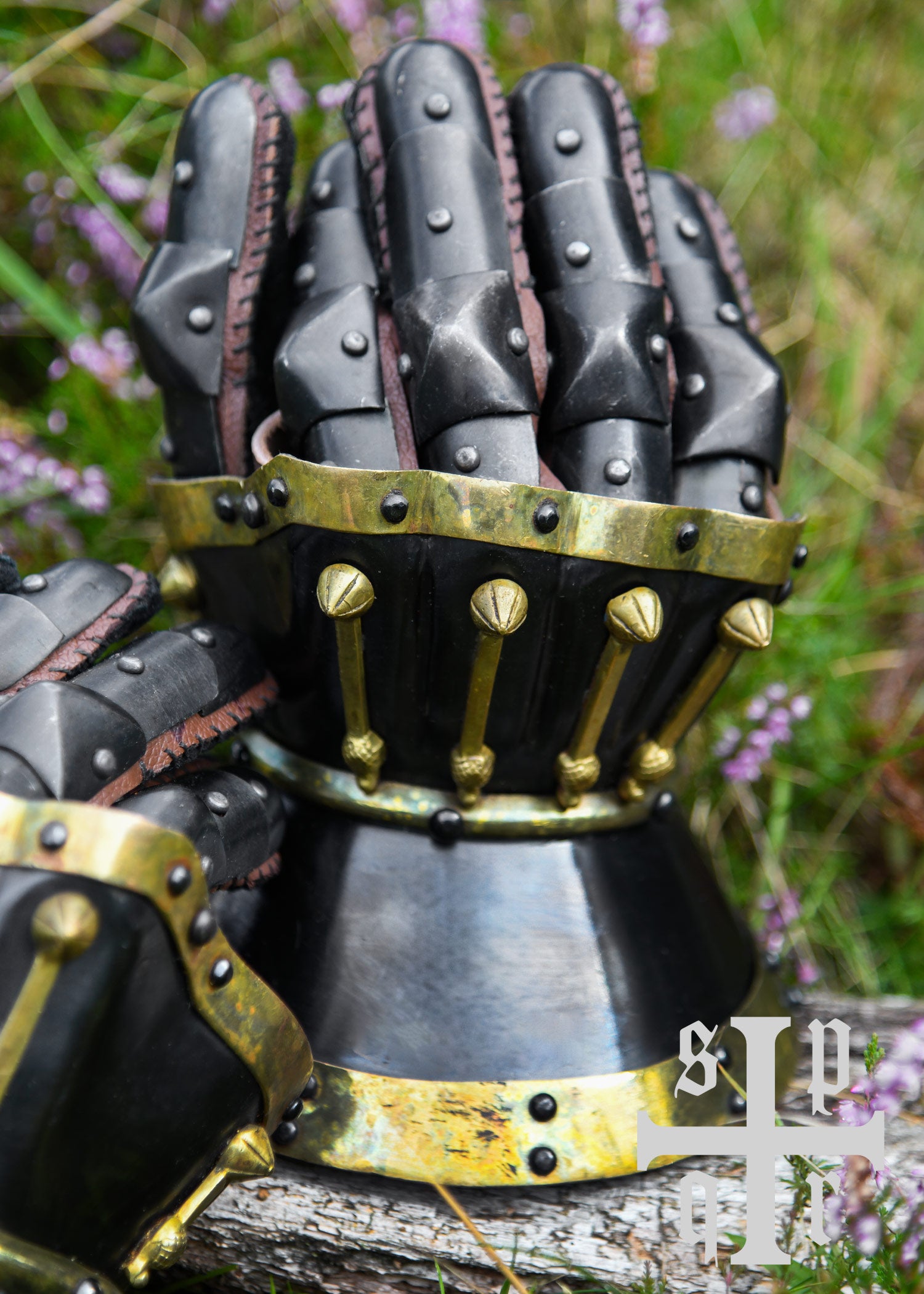 Imagen única de: Guantes De Reloj De Arena, Milán Ca. 1370, Acero Aprox. 1,6 Mm, Ennegrecidos.