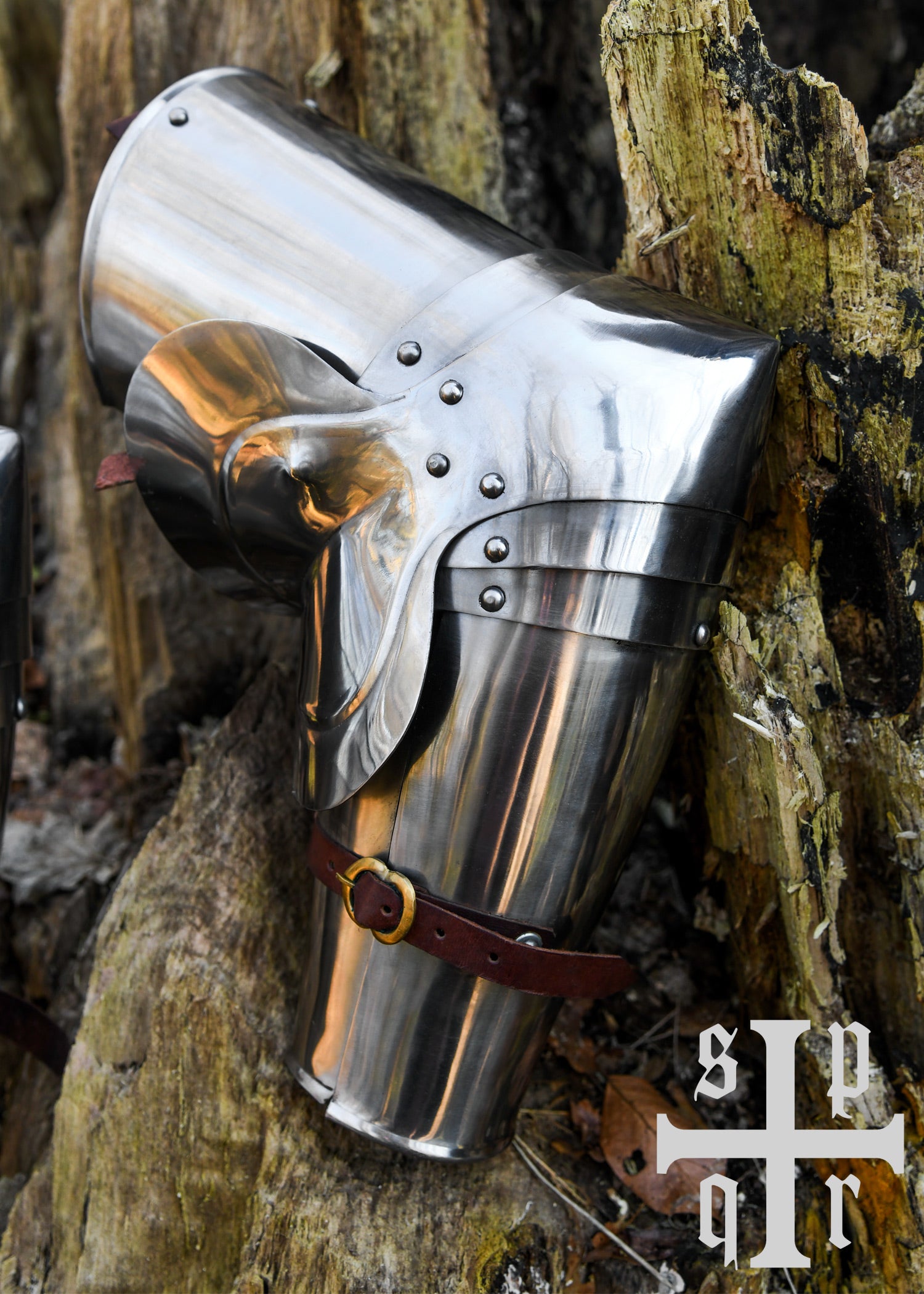 Imagen única de: Guardapiernas Medievales, Siglo Xiv, Par, Acero De 1,2 Mm, Con Ligeros Defectos