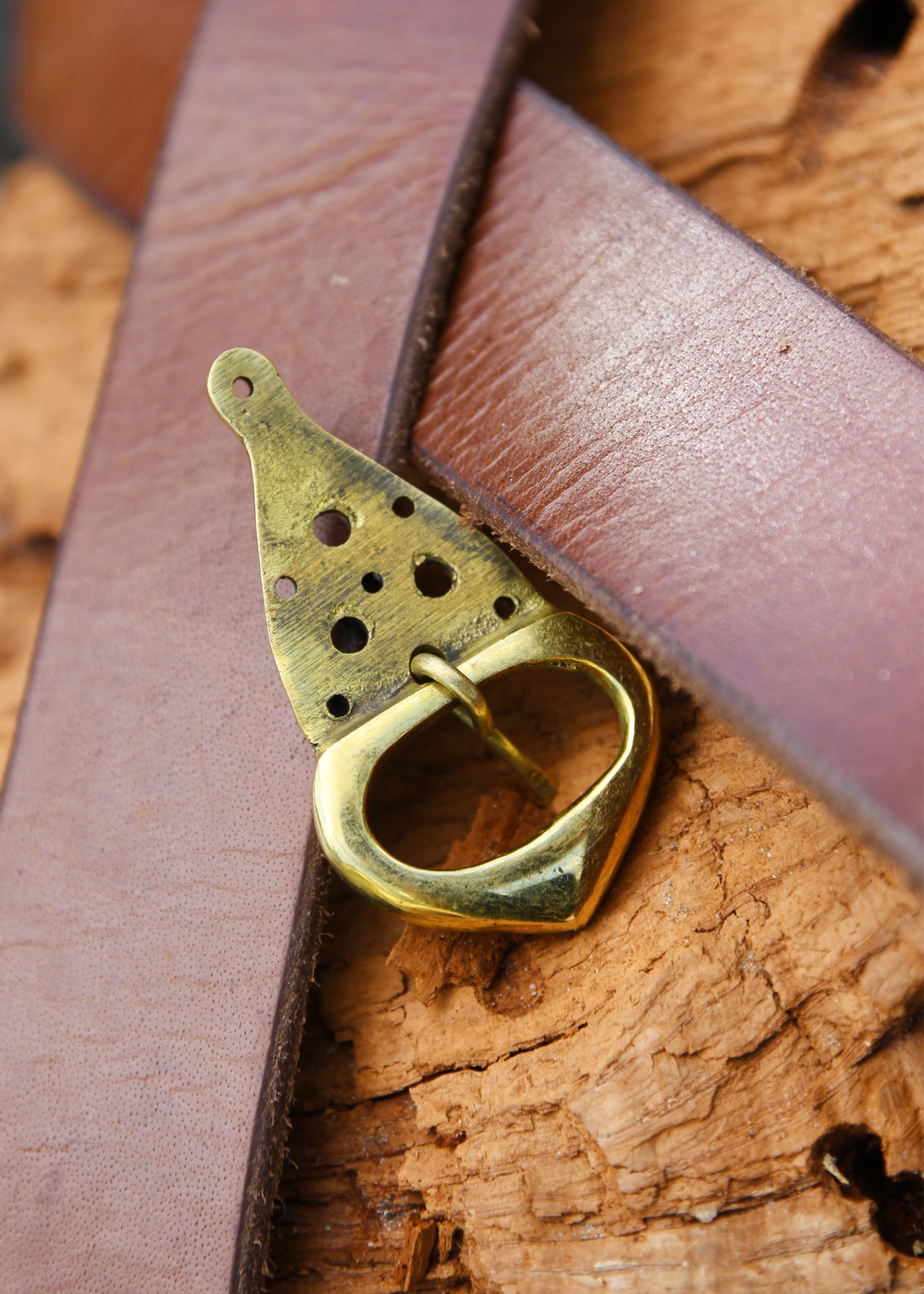 Imagen única de: Hebilla De Cinturón Vikingo Con Remaches, Latón