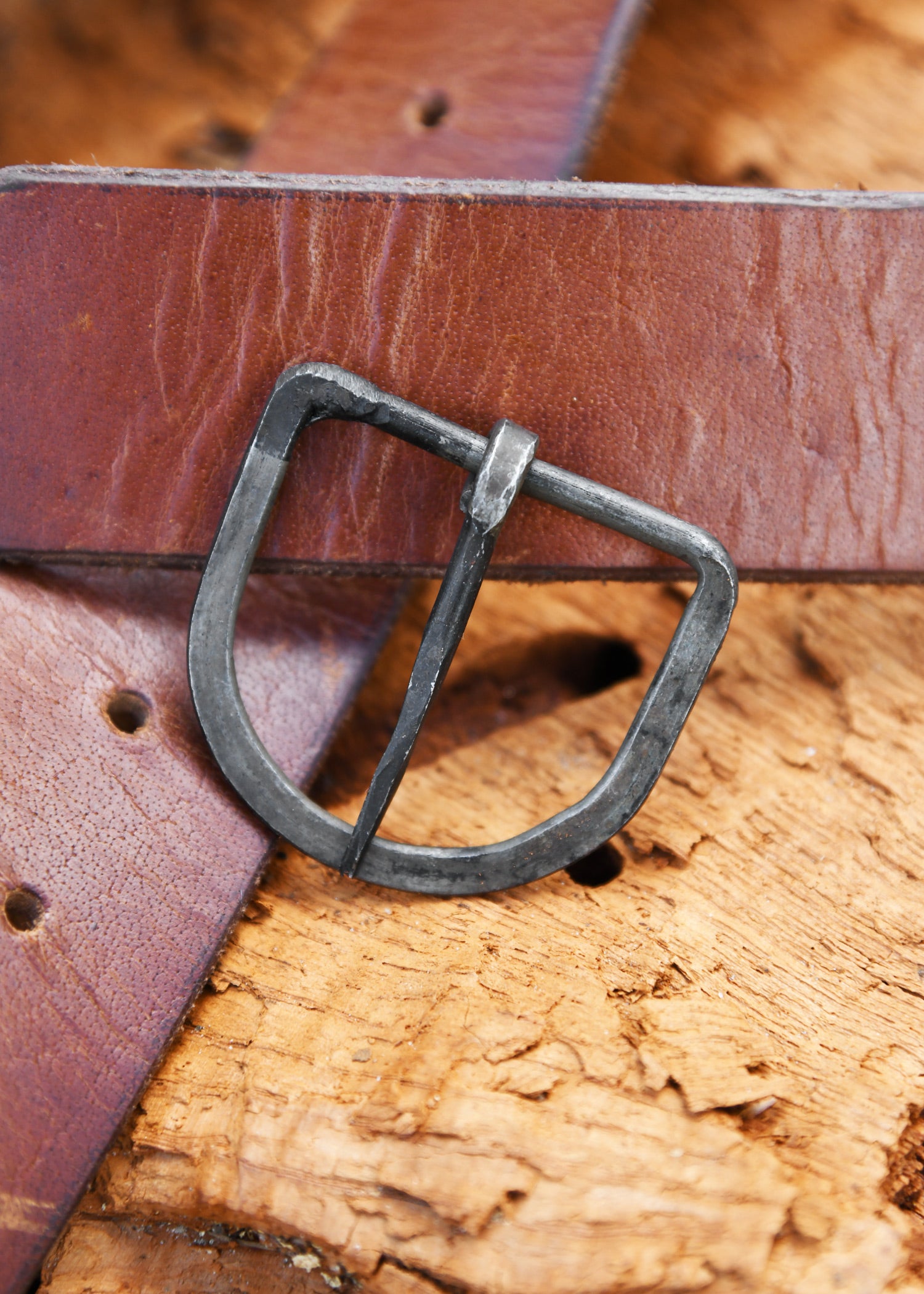 Imagen única de: Hebilla De Acero Forjada A Mano Para Cinturones De Aprox. 39 Mm De Ancho.