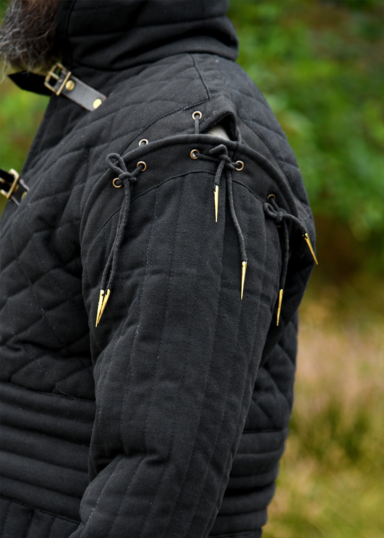 Imagen única de: Gambesón Largo Con Hebillas Y Mangas Desmontables, Negro