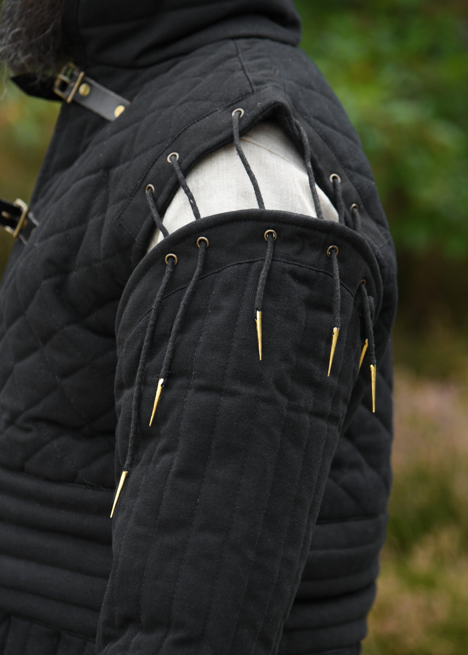 Imagen única de: Gambesón Largo Con Hebillas Y Mangas Desmontables, Negro