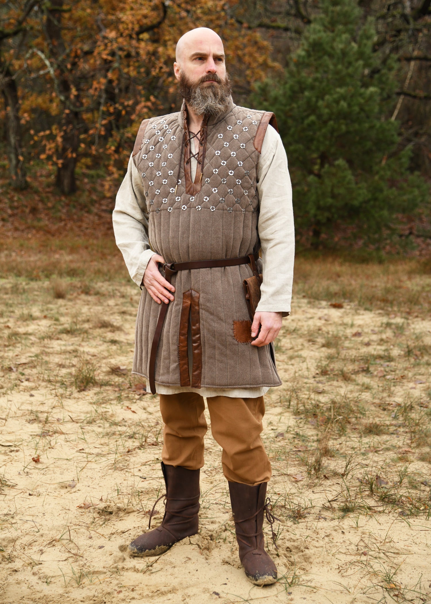 Imagen única de: Gambesón Sin Mangas Con Detalles Hechos A Mano, Marrón