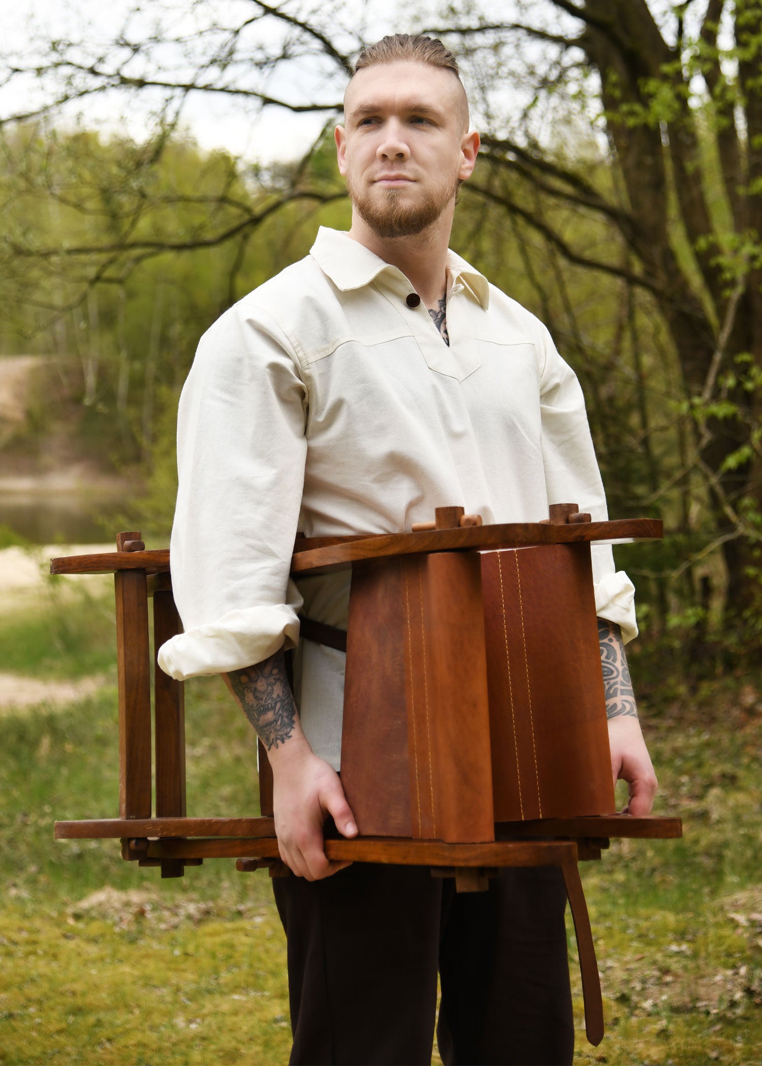 Imagen única de: Silla Medieval De Tijera Con Asiento De Cuero.