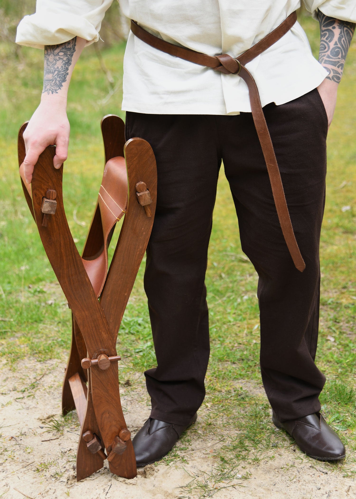 Imagen única de: Silla Medieval De Tijera Con Asiento De Cuero.