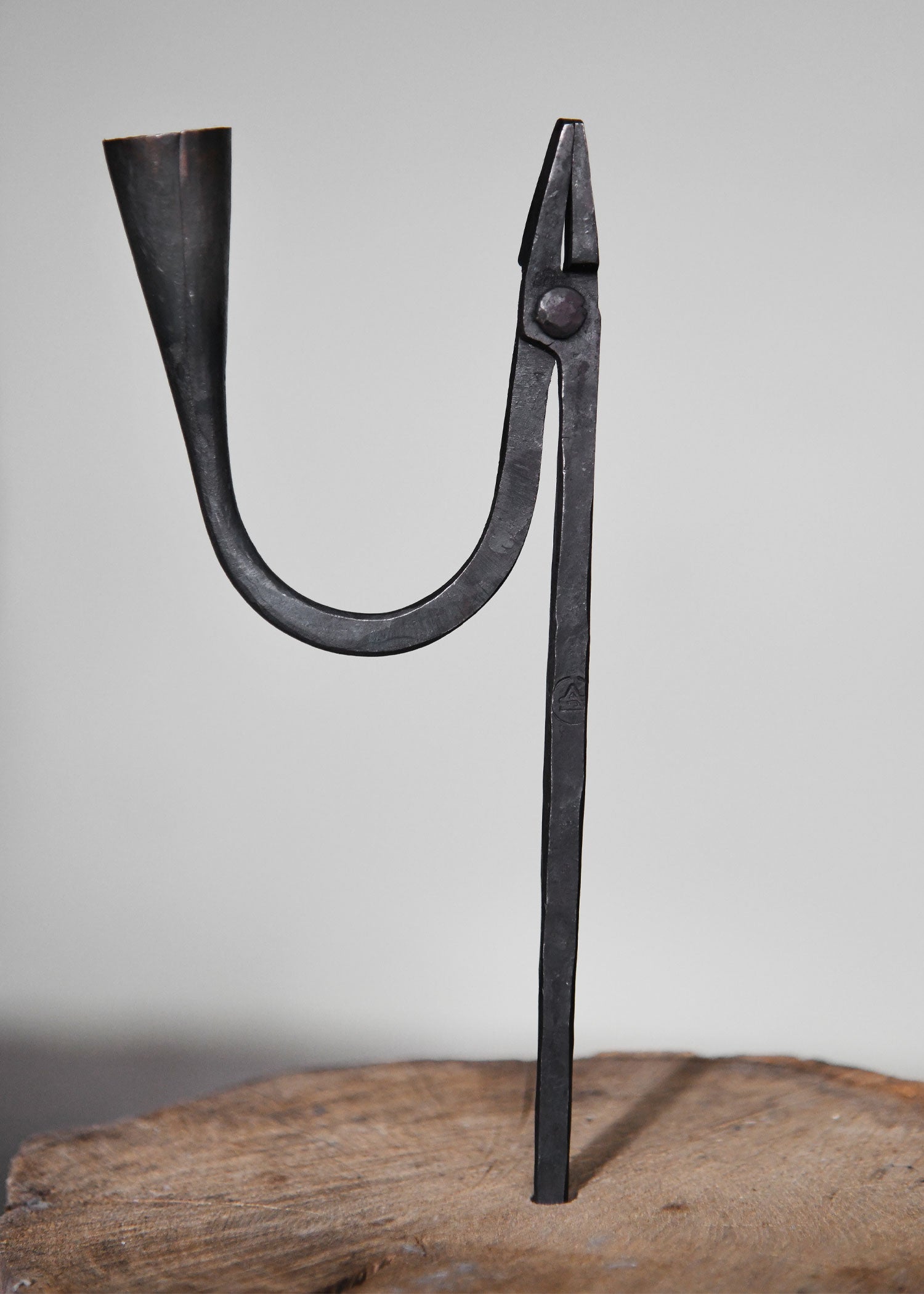 Imagen única de: Porta Virutas De Pino Forjado A Mano / Portavelas Para Martillar