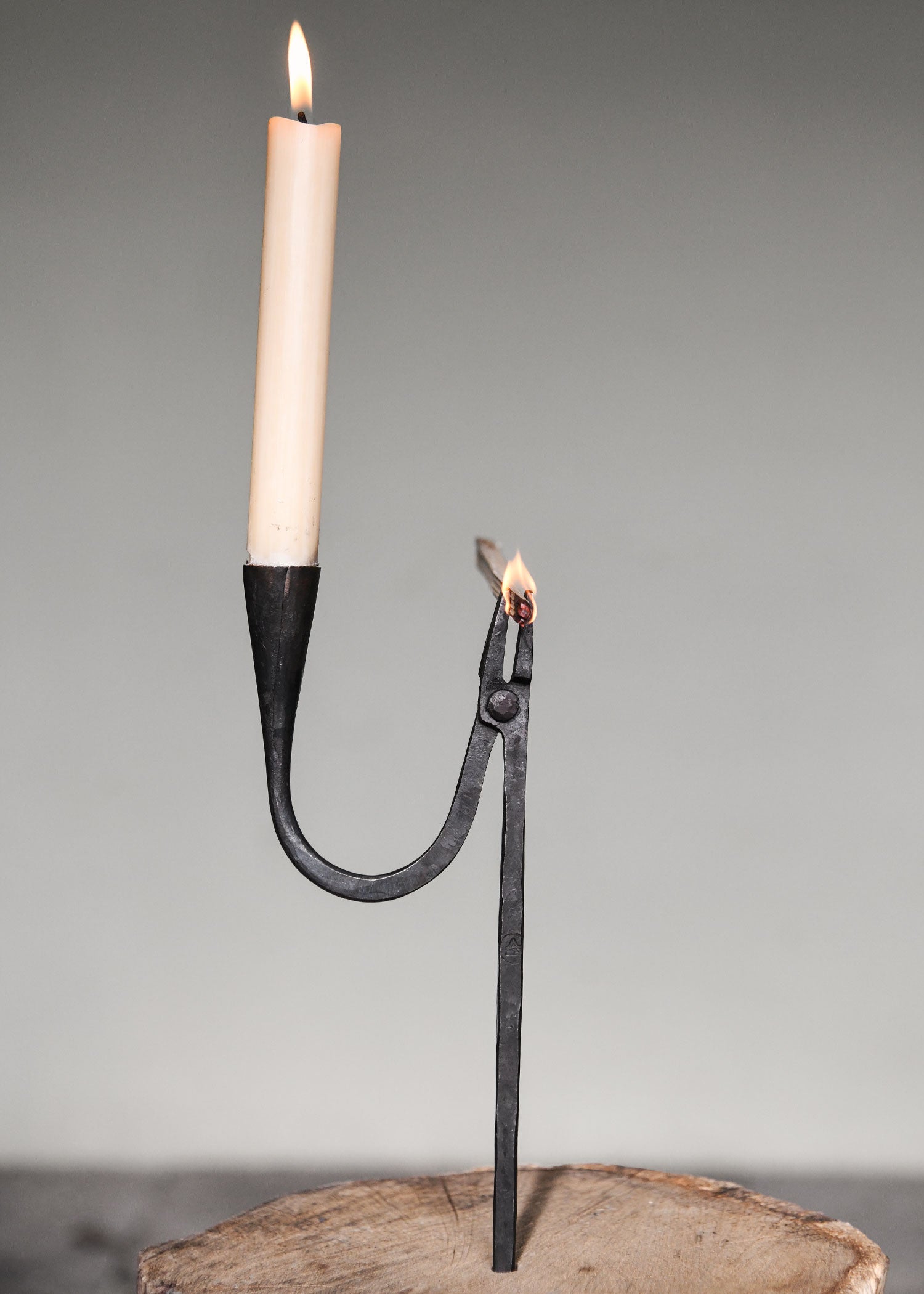 Imagen única de: Porta Virutas De Pino Forjado A Mano / Portavelas Para Martillar