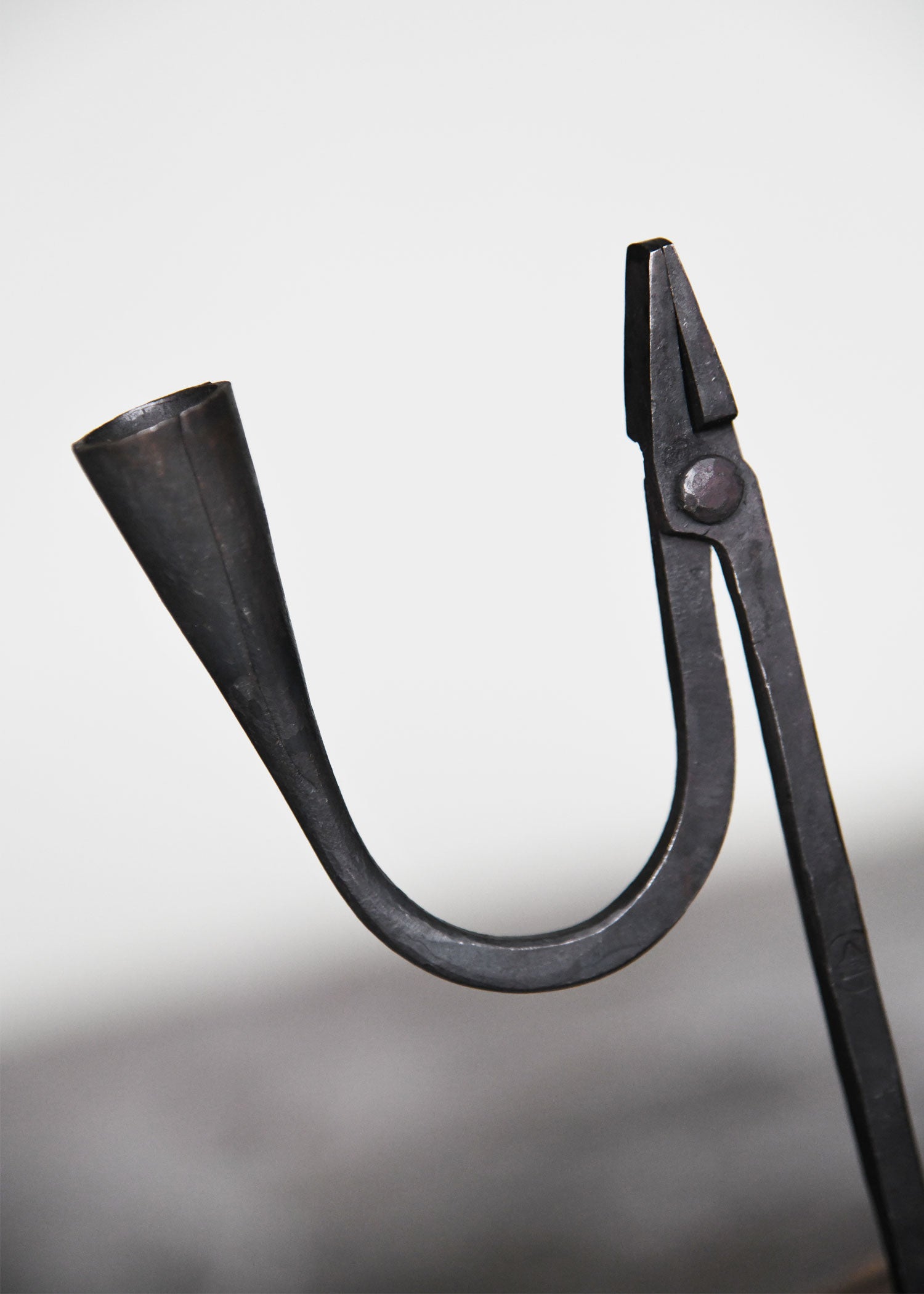 Imagen única de: Porta Virutas De Pino Forjado A Mano / Portavelas Para Martillar