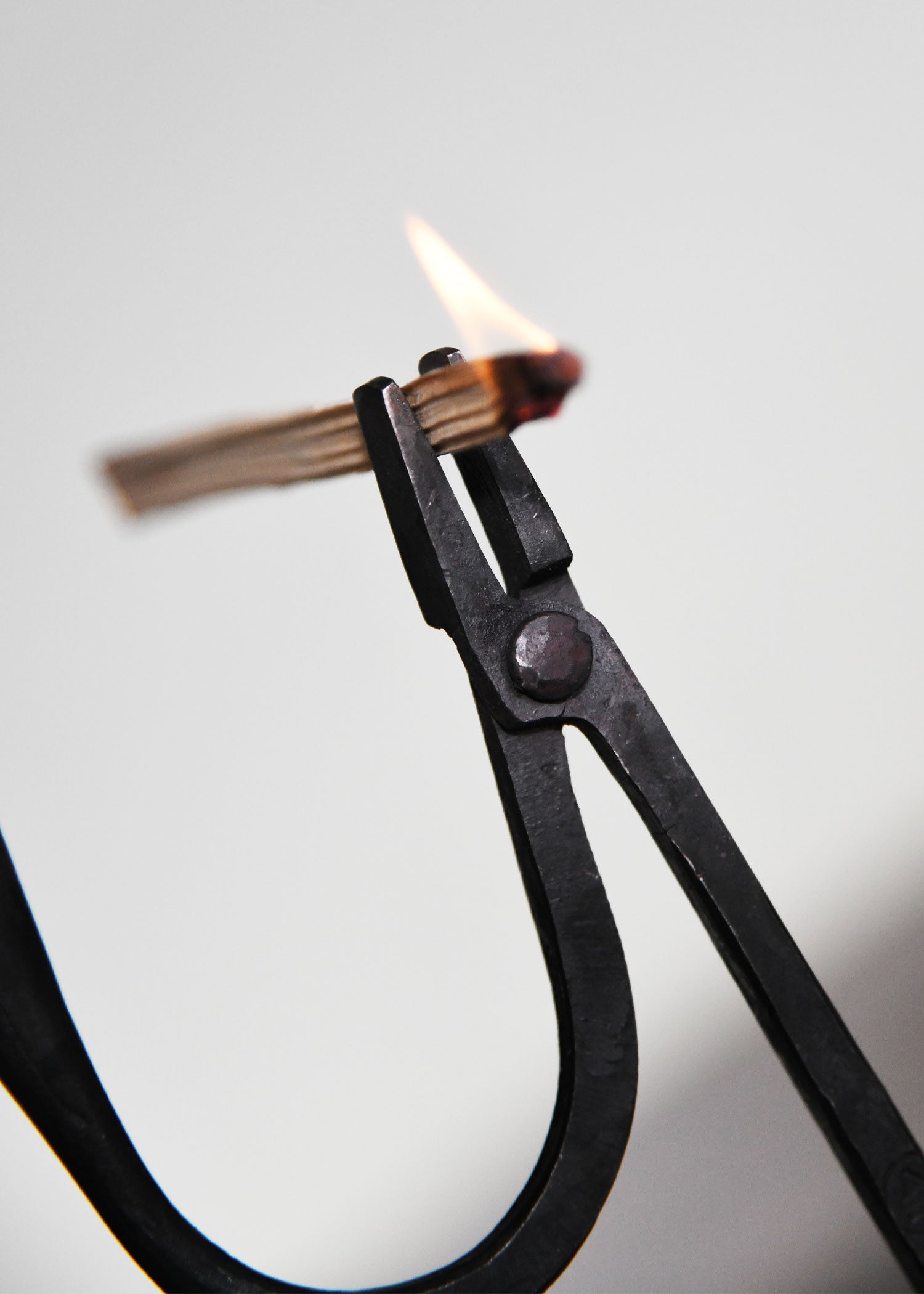 Imagen única de: Porta Virutas De Pino Forjado A Mano / Portavelas Para Martillar