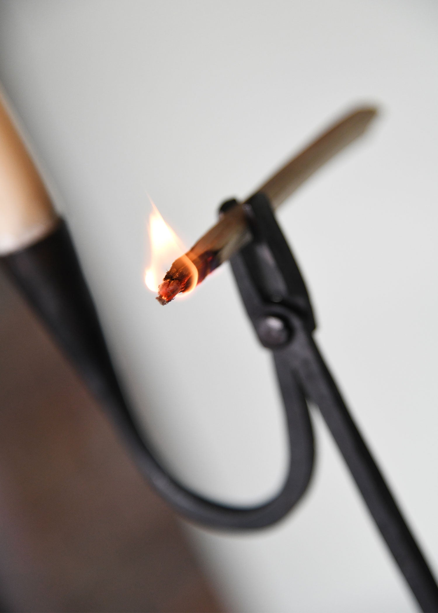 Imagen única de: Porta Virutas De Pino Forjado A Mano / Portavelas Para Martillar