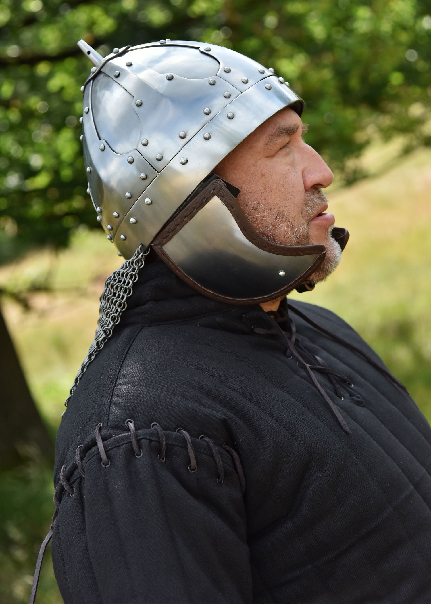 Imagen única de: Spangenhelm Con Aletas Para Las Mejillas Y Fuente, Acero De 2 Mm