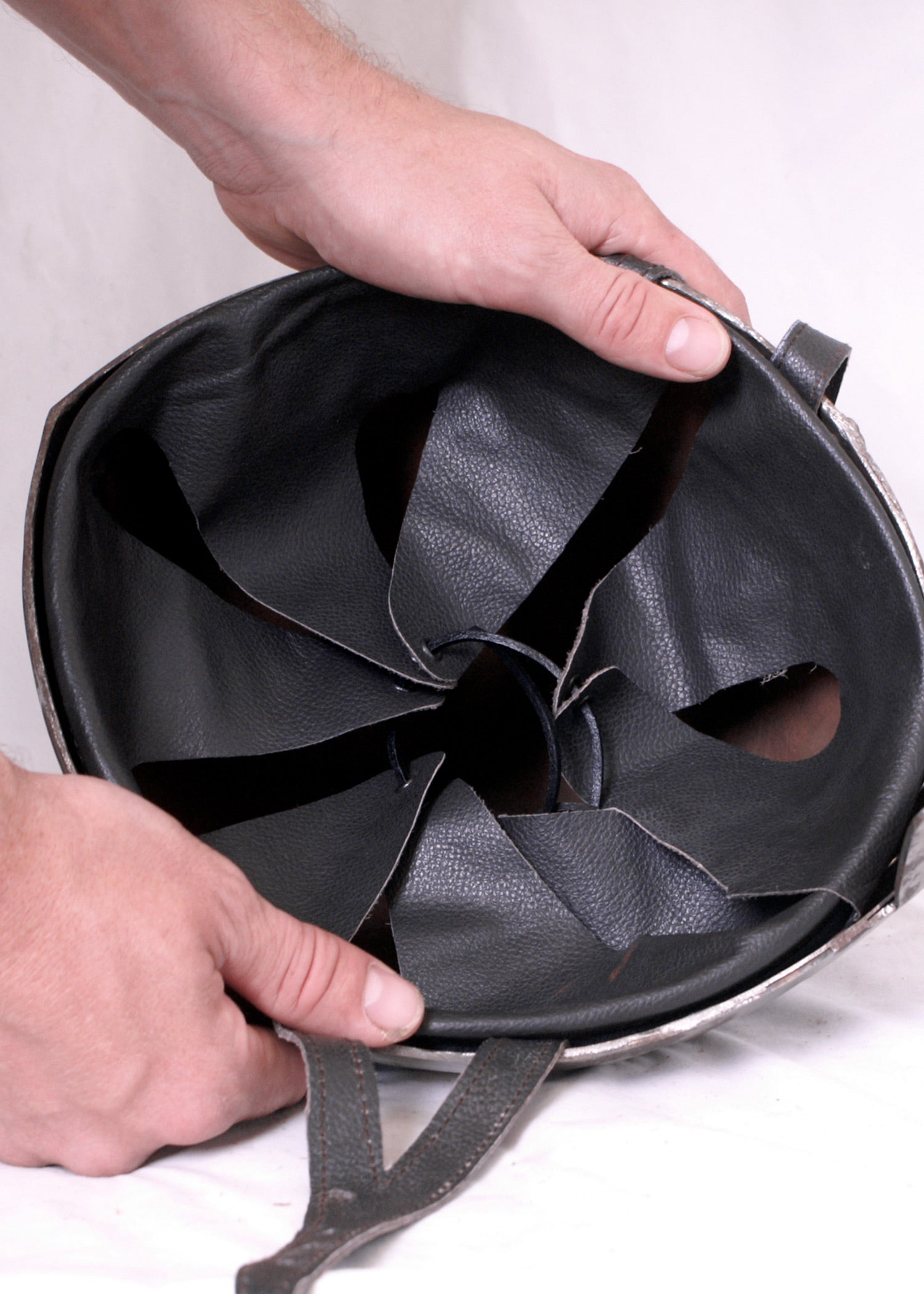 Imagen única de: Entrada Para Casco De Cuero - Incrustación