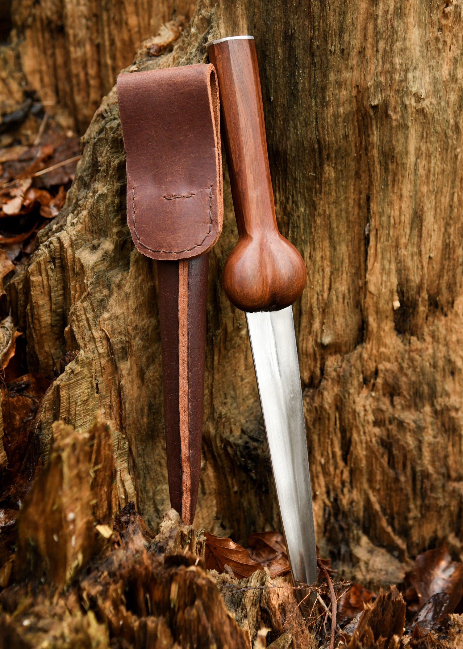 Imagen única de: Daga De Riñón Corta Con Funda De Cuero.