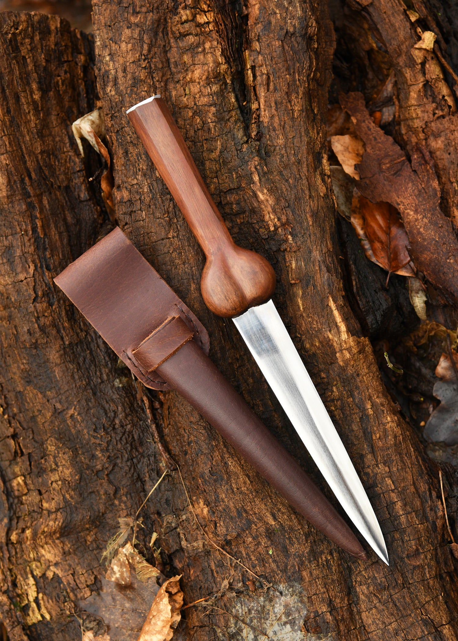 Imagen única de: Daga De Riñón Corta Con Funda De Cuero.