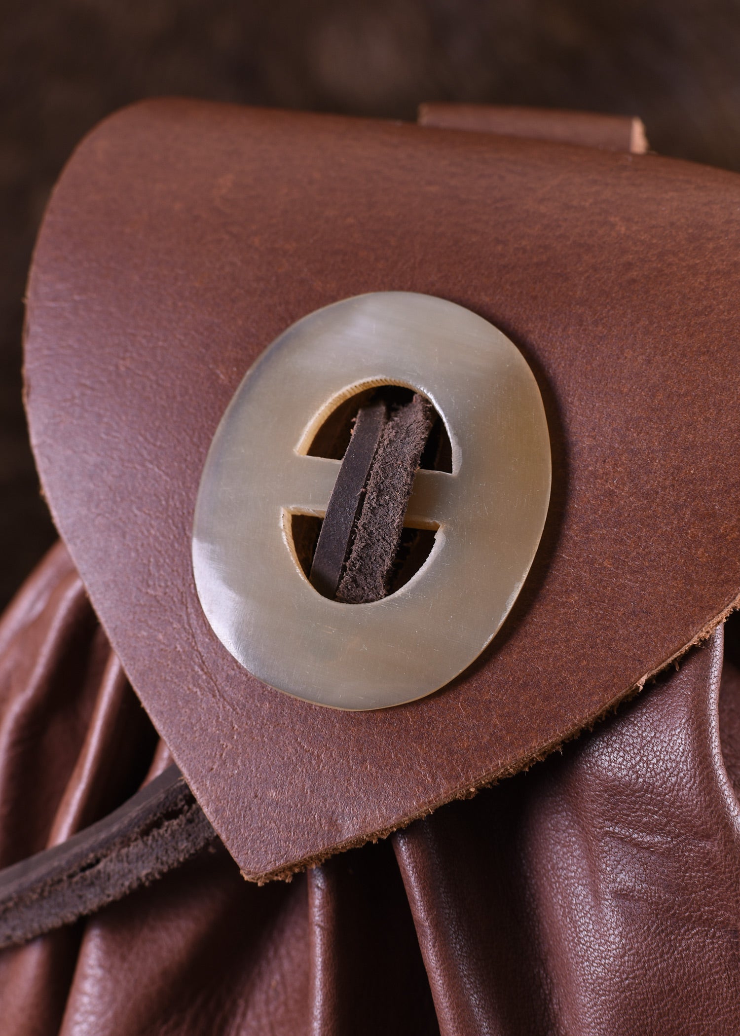 Imagen única de: Gato Medieval Con Botón De Cuerno De Cuero Marrón Rojizo