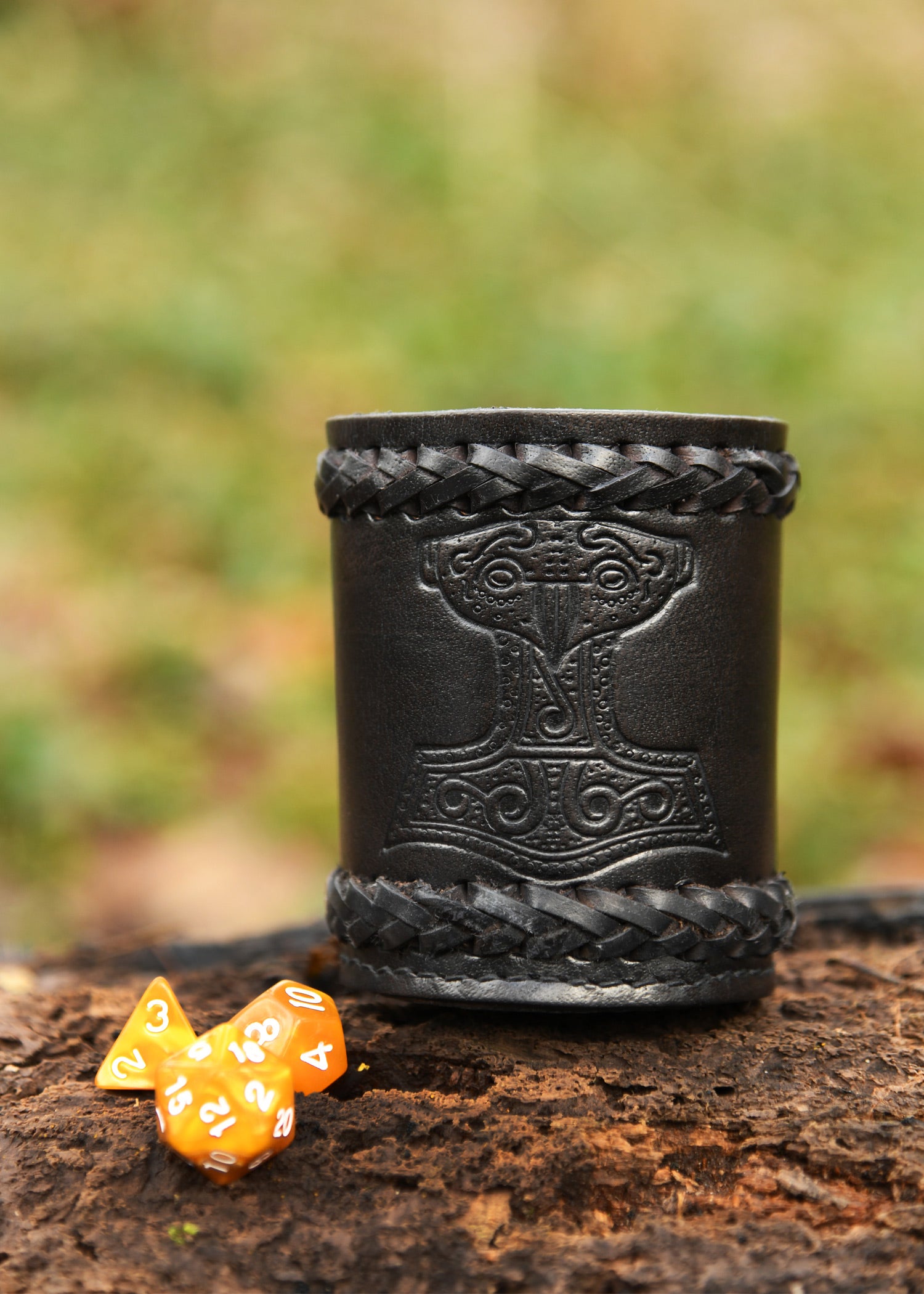 Imagen única de: Cubilete De Cuero Con Martillo De Thor Grabado, Negro