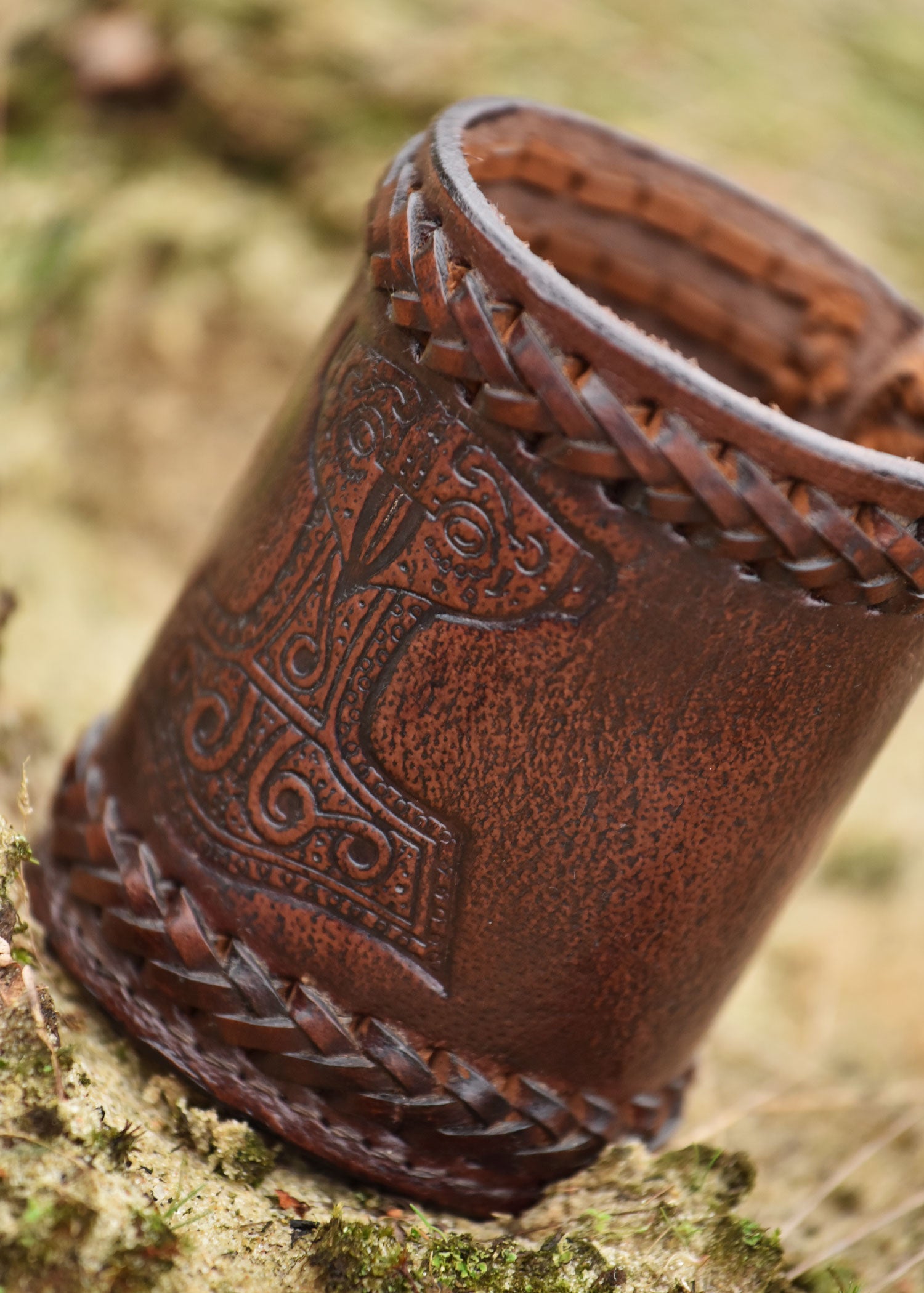 Imagen única de: Cubilete De Cuero Con Martillo De Thor Grabado, Marrón