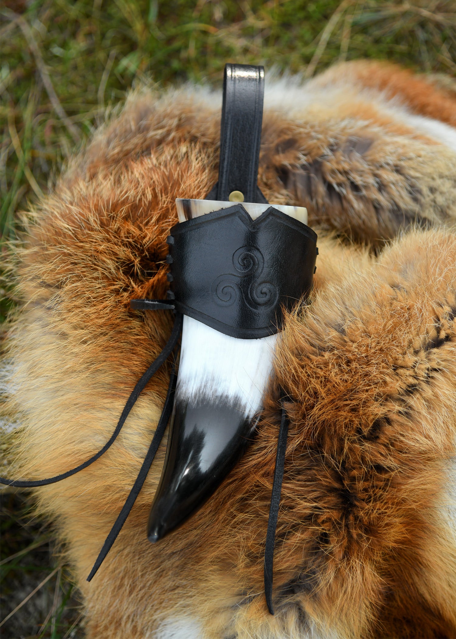 Imagen única de: Soporte Para Cuerno De Cuero Para Beber, Triskele Grabado, Negro, Varios Tamaños