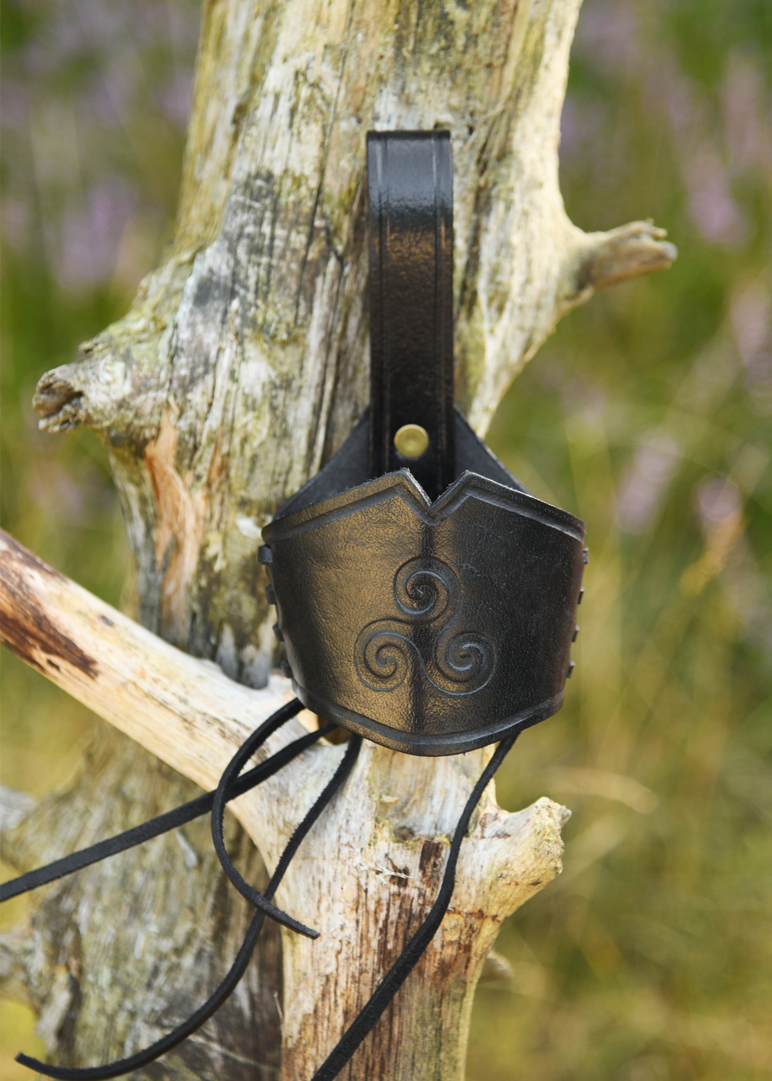 Imagen única de: Soporte Para Cuerno De Cuero Para Beber, Triskele Grabado, Negro, Varios Tamaños