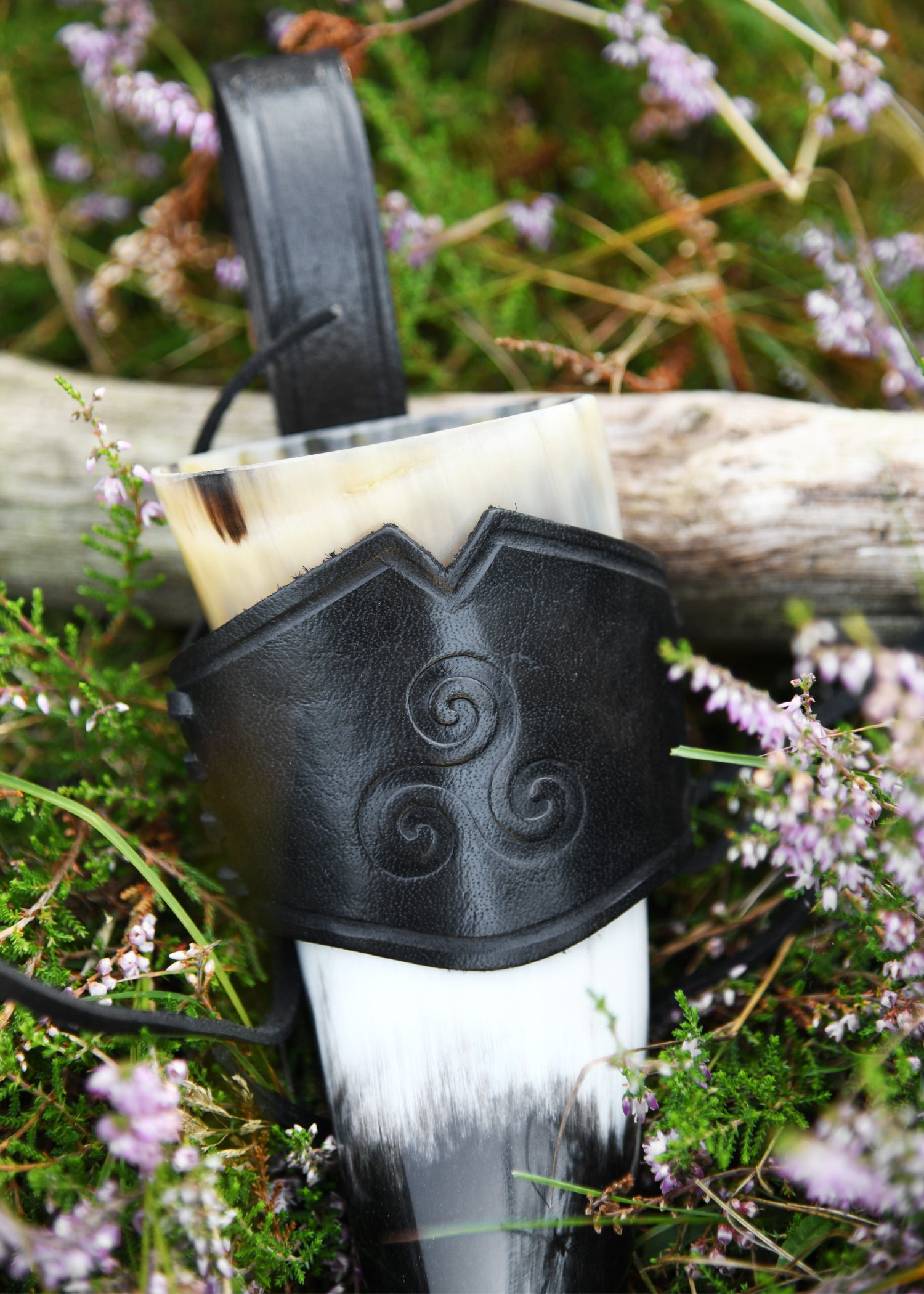 Imagen única de: Soporte Para Cuerno De Cuero Para Beber, Triskele Grabado, Negro, Varios Tamaños